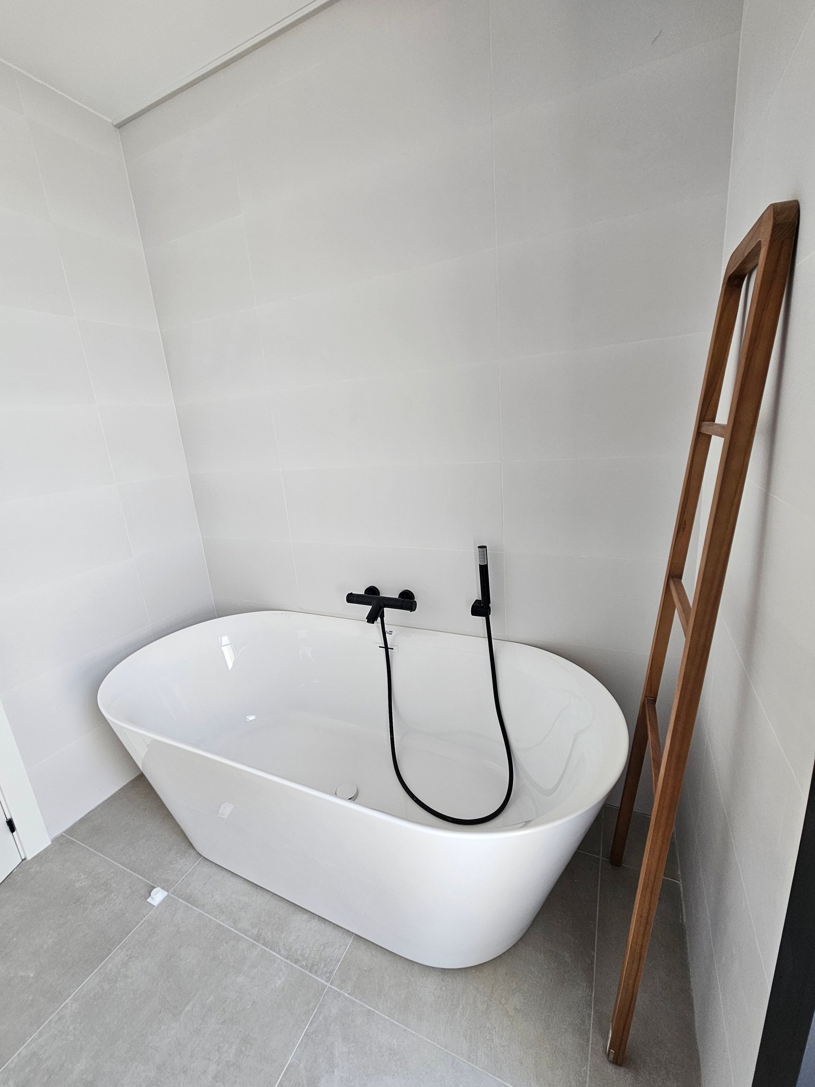 Det ene badet har badekar Galleribilde