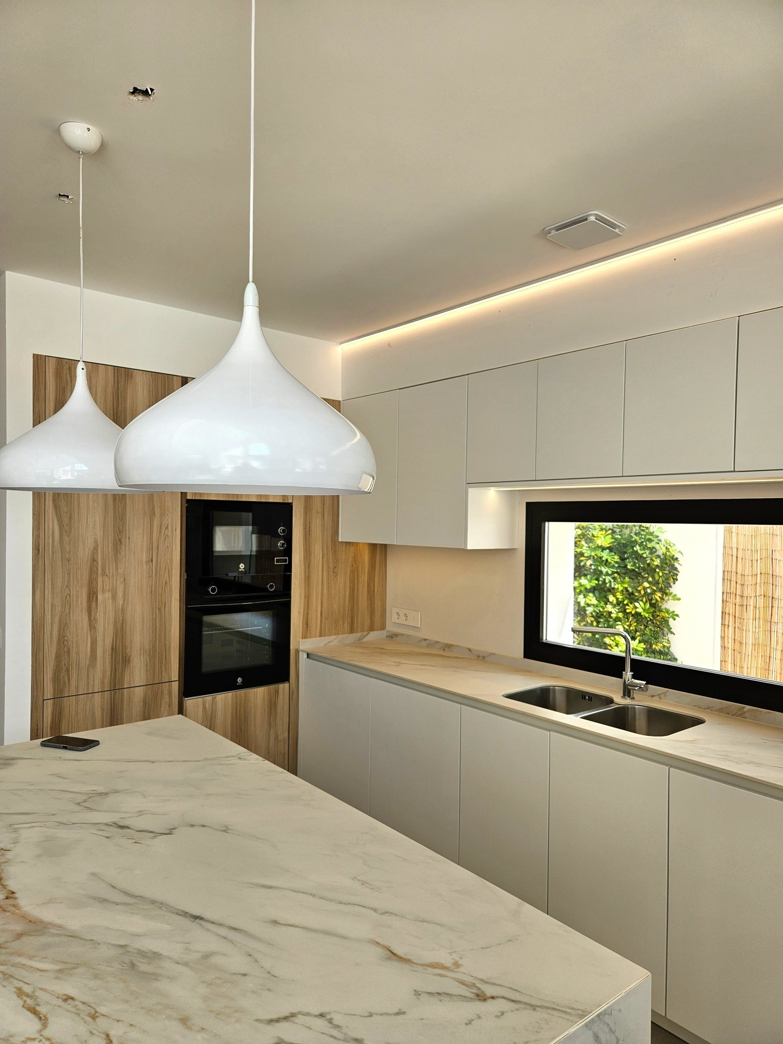 Fullt utstyrt kjøkken med alle hvitevarer. Flott quarts benkeplate Galleribilde