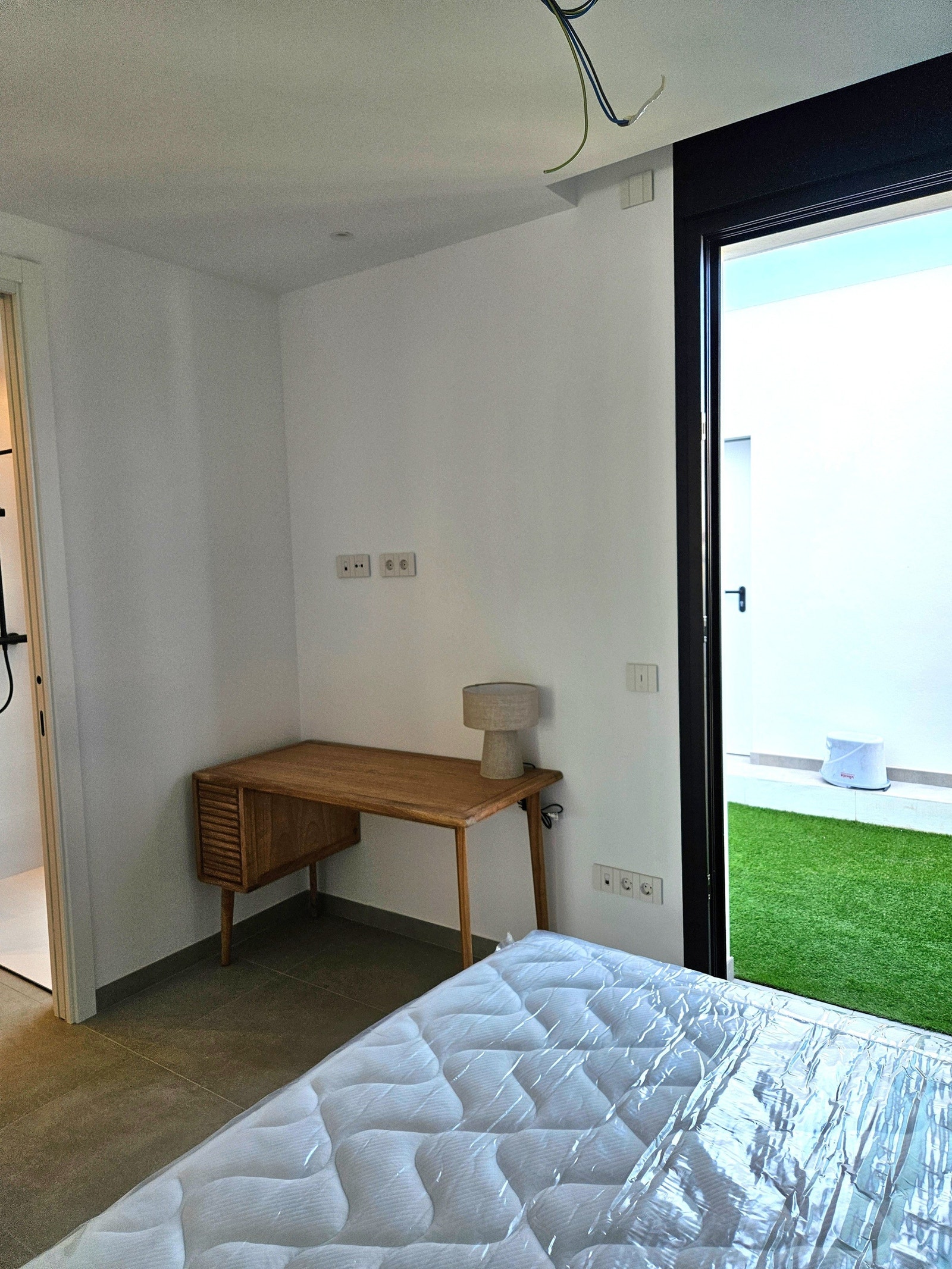 Det ene soverommet med eget bad er plassert på grunnplanet Galleribilde