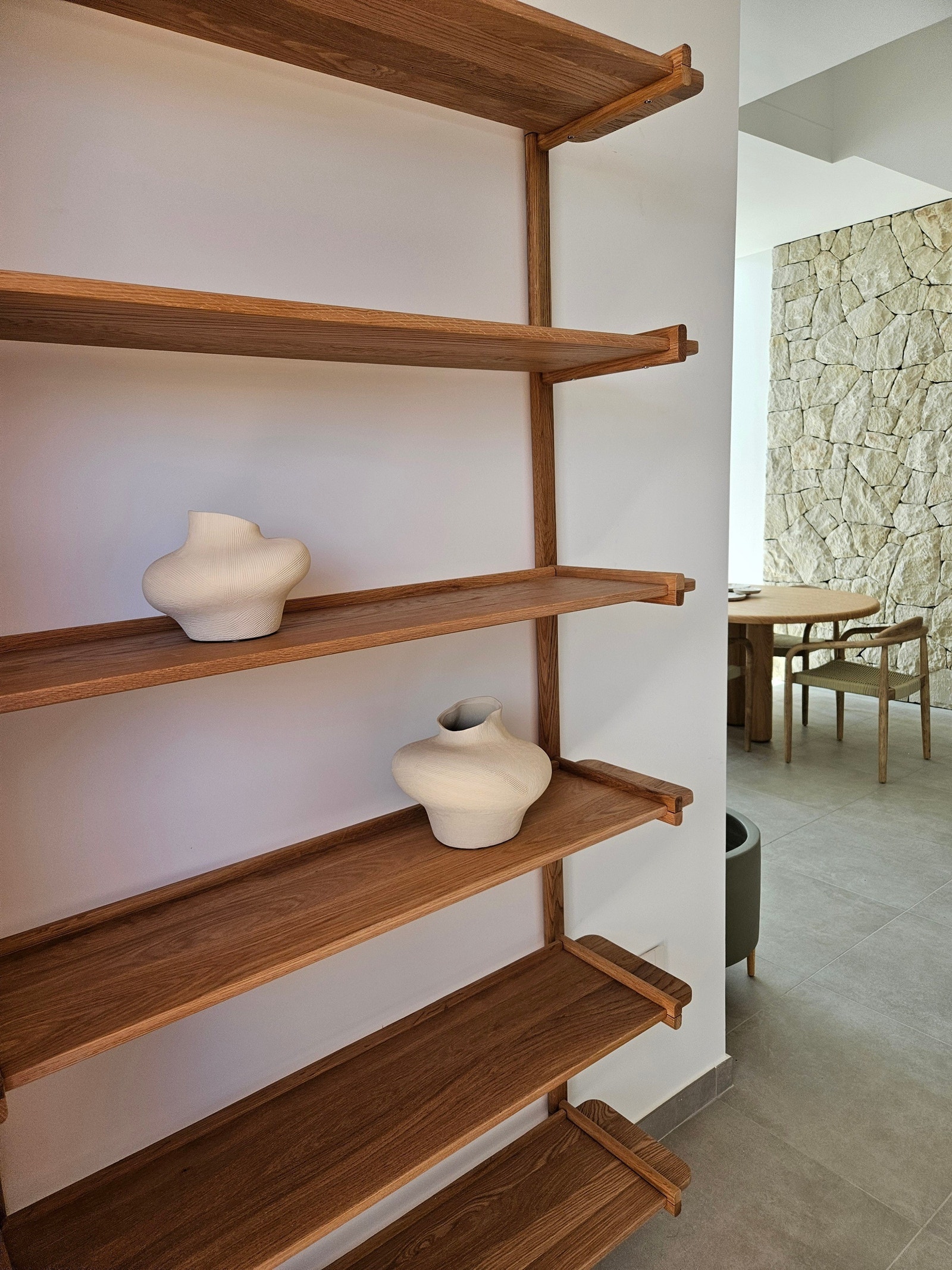 Fra entréen. Garderobe, samt "vaskerom" i hallen Galleribilde