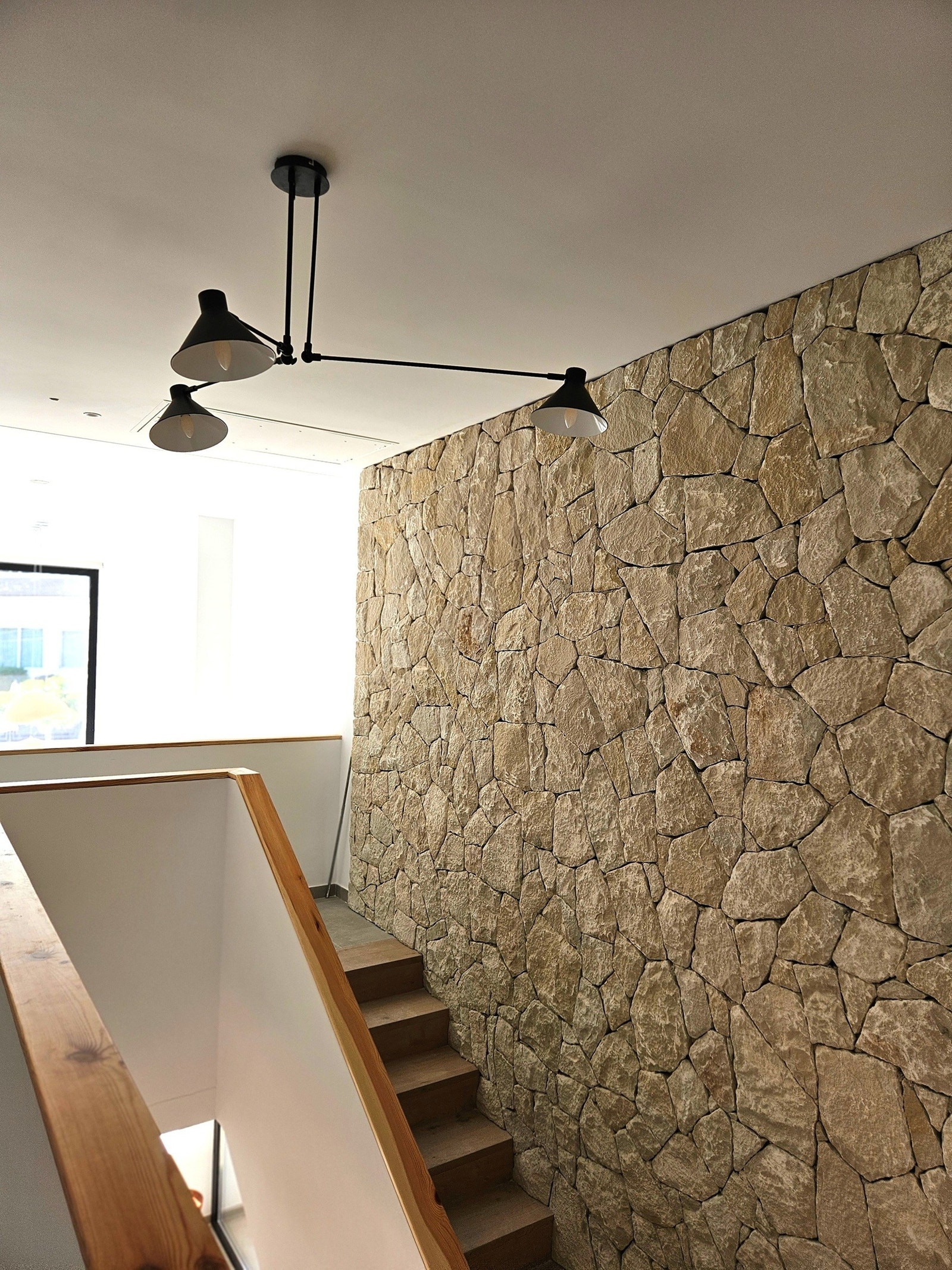 Håndbanket steinvegg mellom etasjene Galleribilde