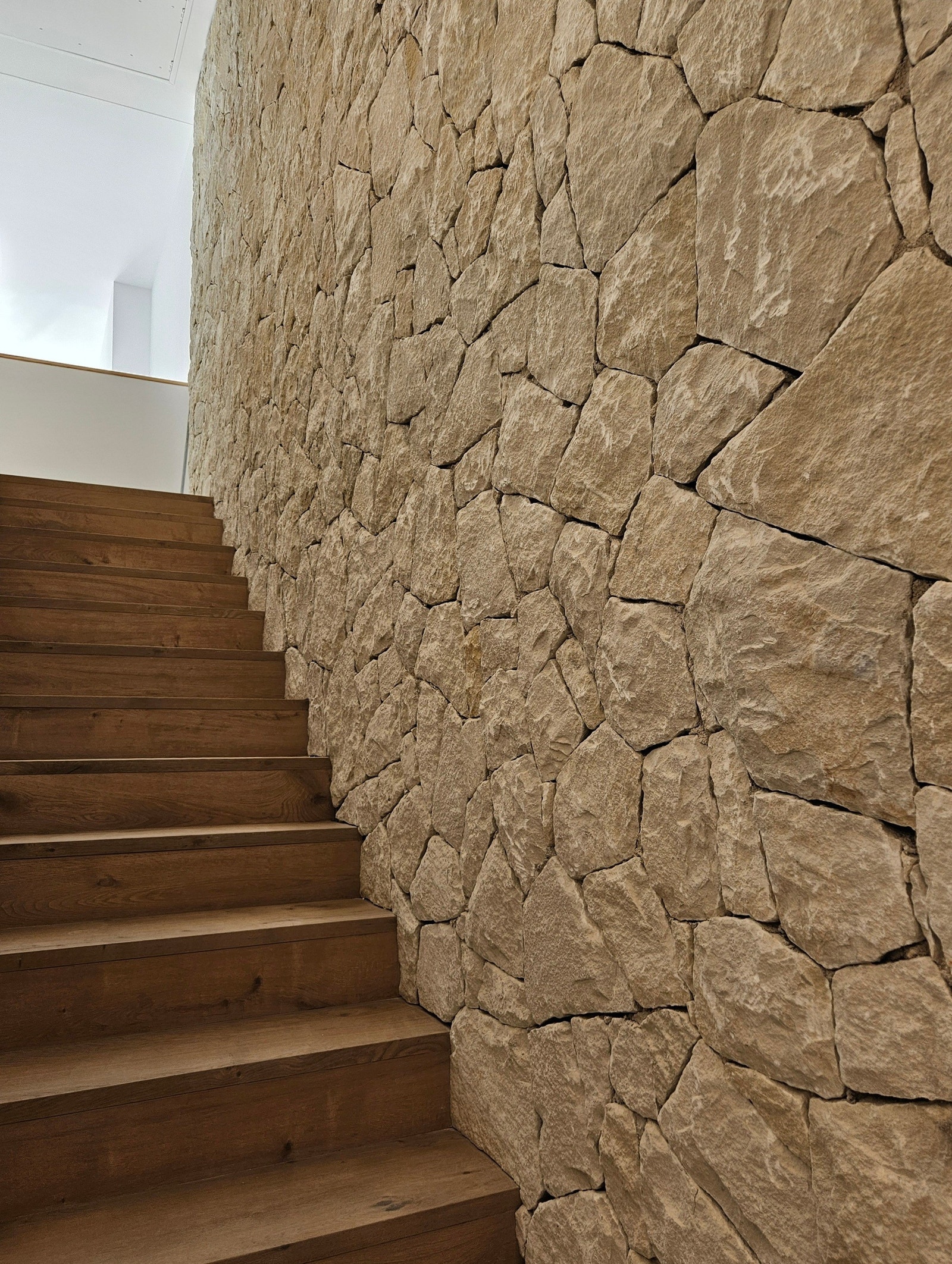 Fliser i treimitasjon i trappen Galleribilde