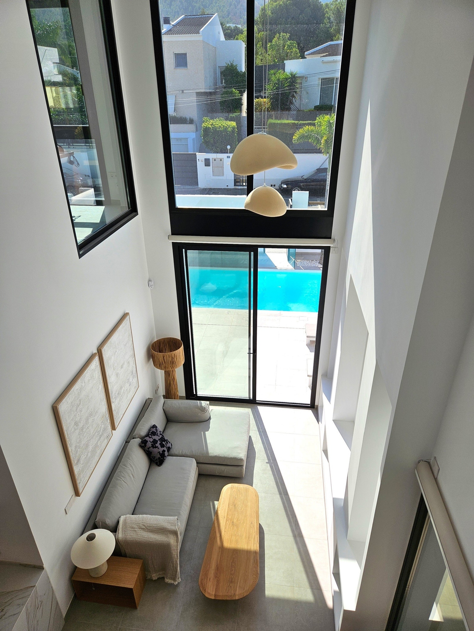 Vannbåren gulvvarme i begge etasjer. Aerothermic (luft til vann = god økonomi) Galleribilde