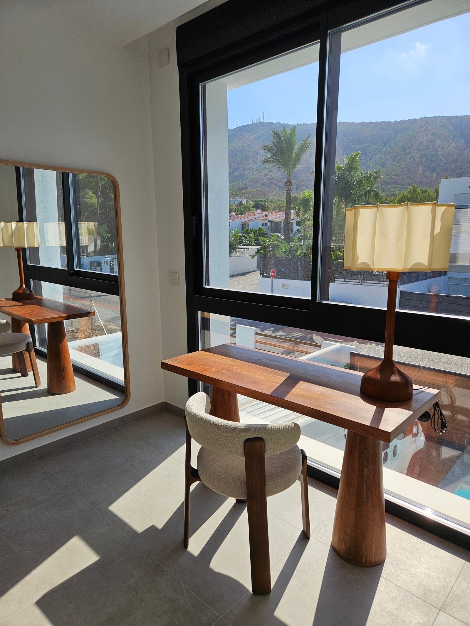 Elektriske utvendige persienner, samt elektrisk rullgardin på flere vinduer Galleribilde