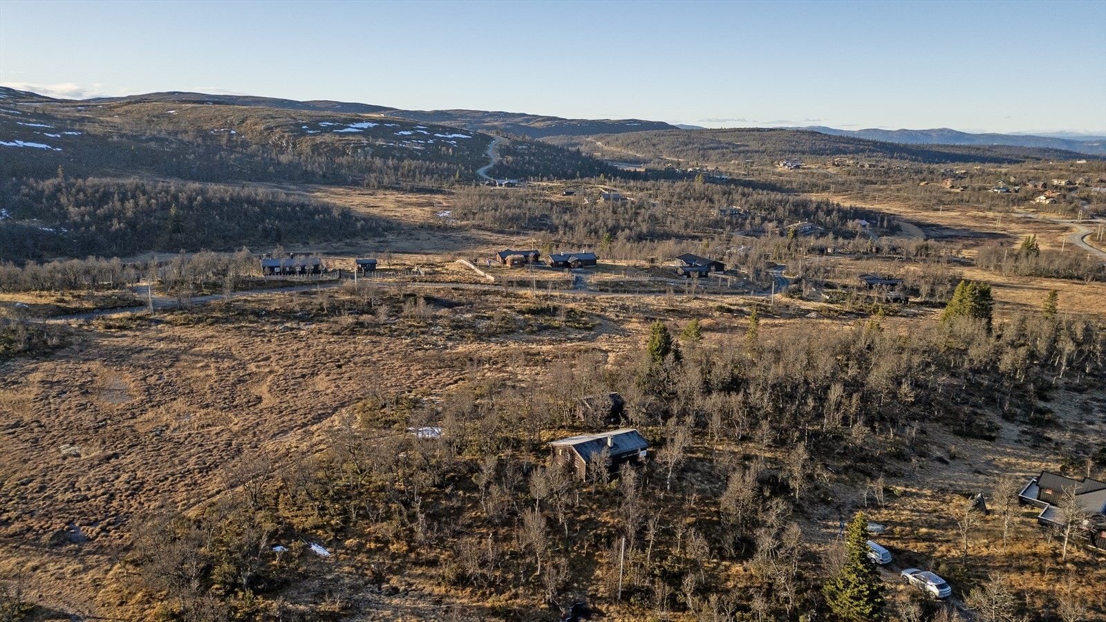 Parkering nedenfor hytte. Galleribilde