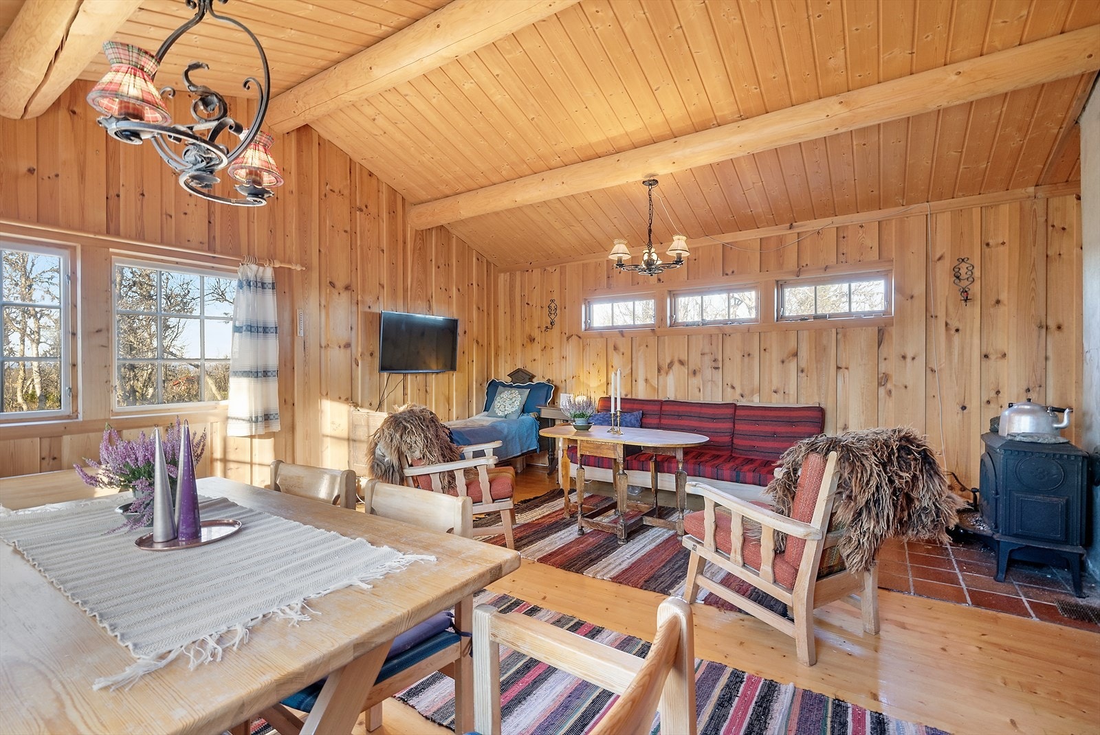 Plass til både spisebord og sofagruppe. Galleribilde