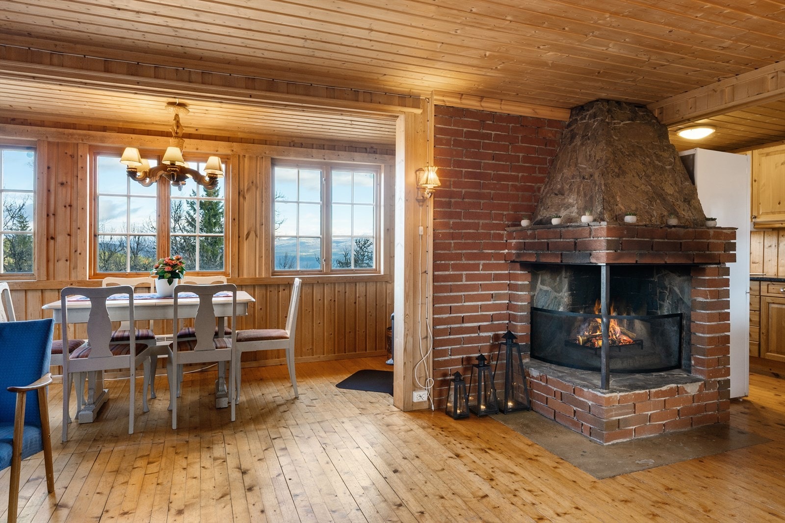 Peis og vedovn bidrar til lun varme og hyggelig stemning. Galleribilde