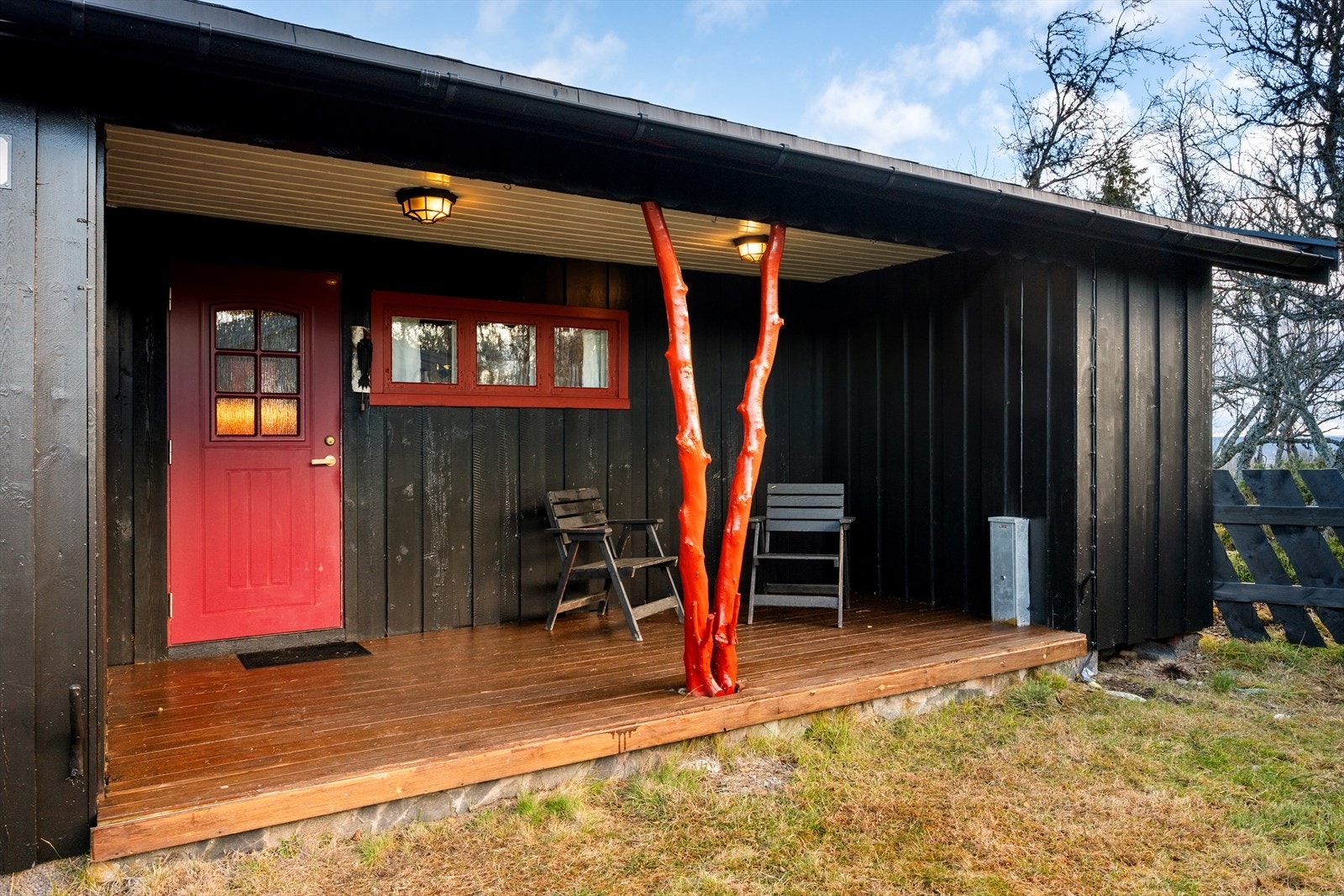 Du ønskes velkommen av et praktisk, overbygd inngangsparti. Galleribilde