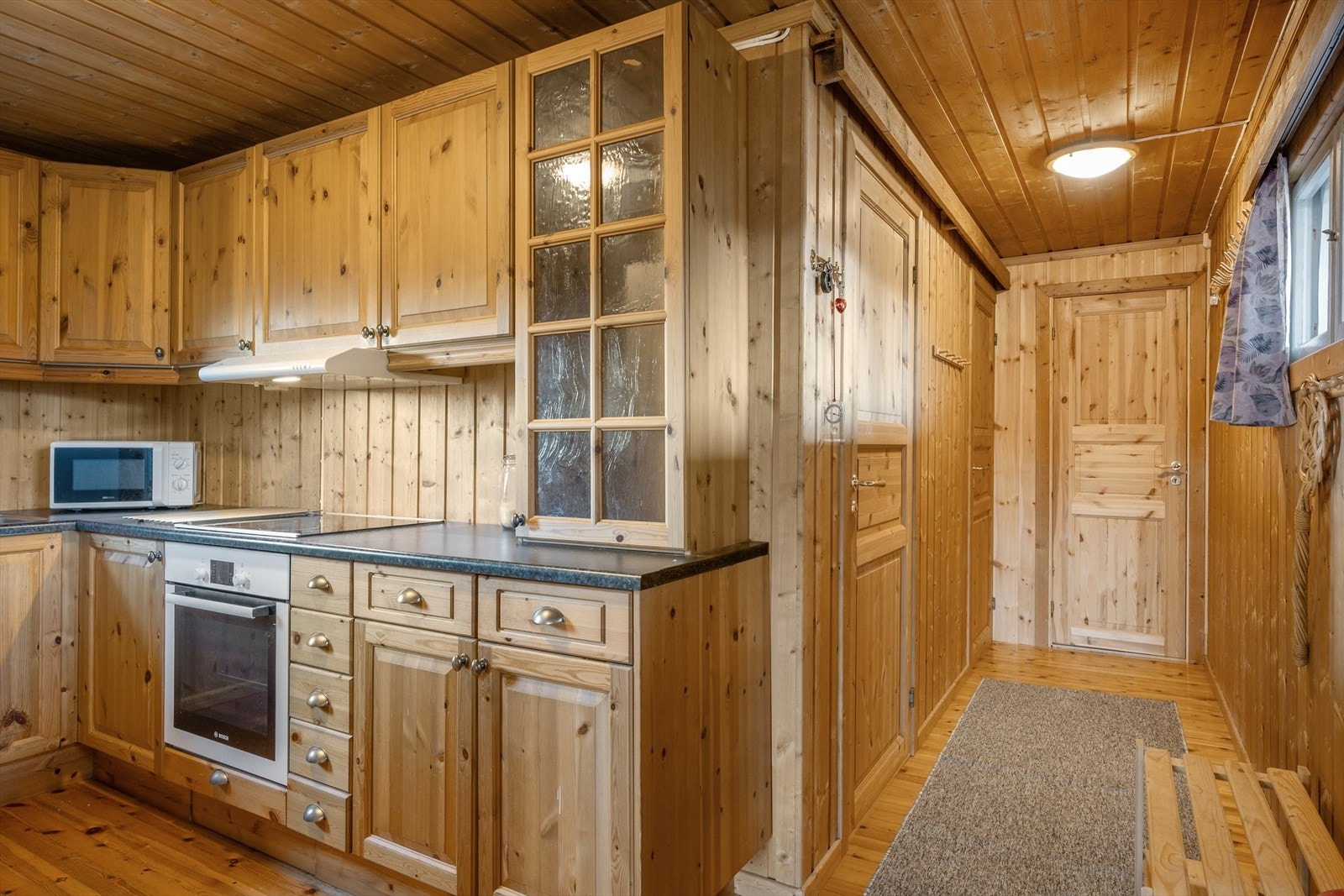 Klassisk innredning med benkeplate i laminat. Galleribilde