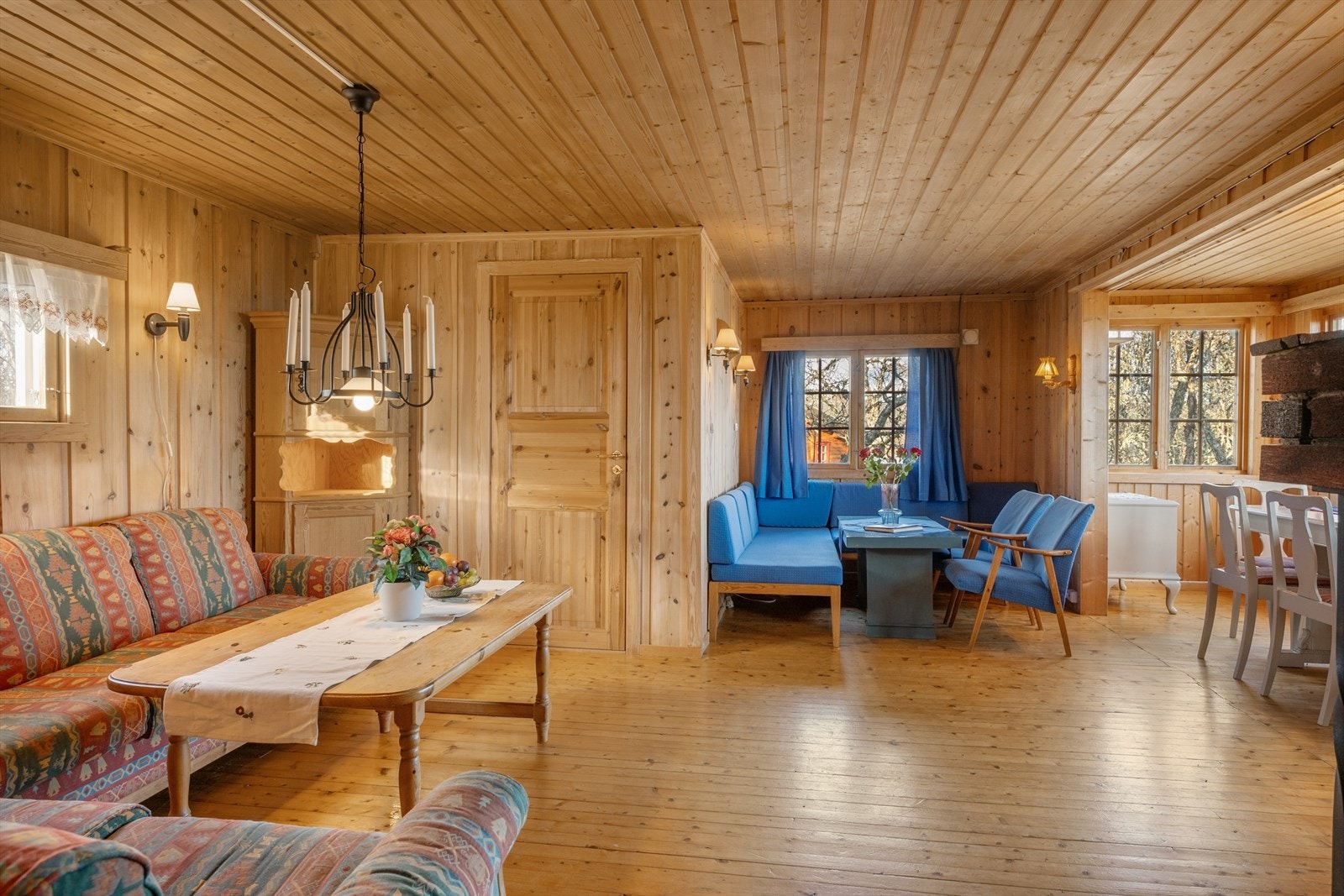 Stua er romslig med plass til bl.a. sofagrupper og spisestue mm. Galleribilde