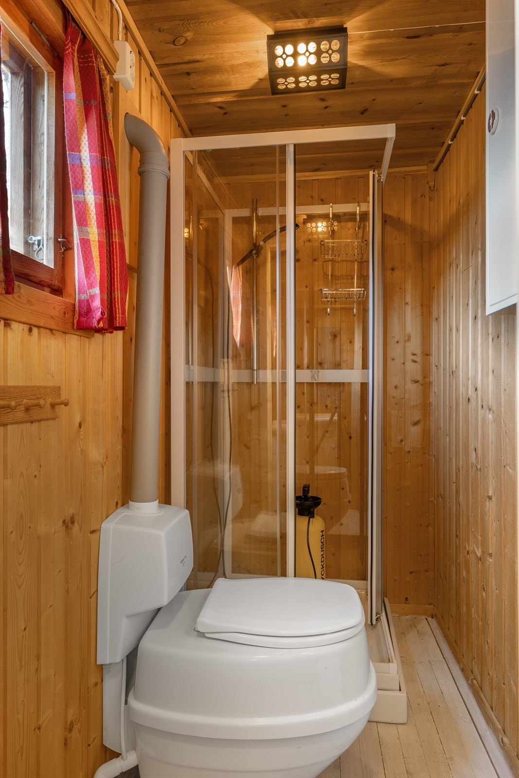 Rommet er innredet med servantskap, dusjkabinett og separett-toalett. Galleribilde