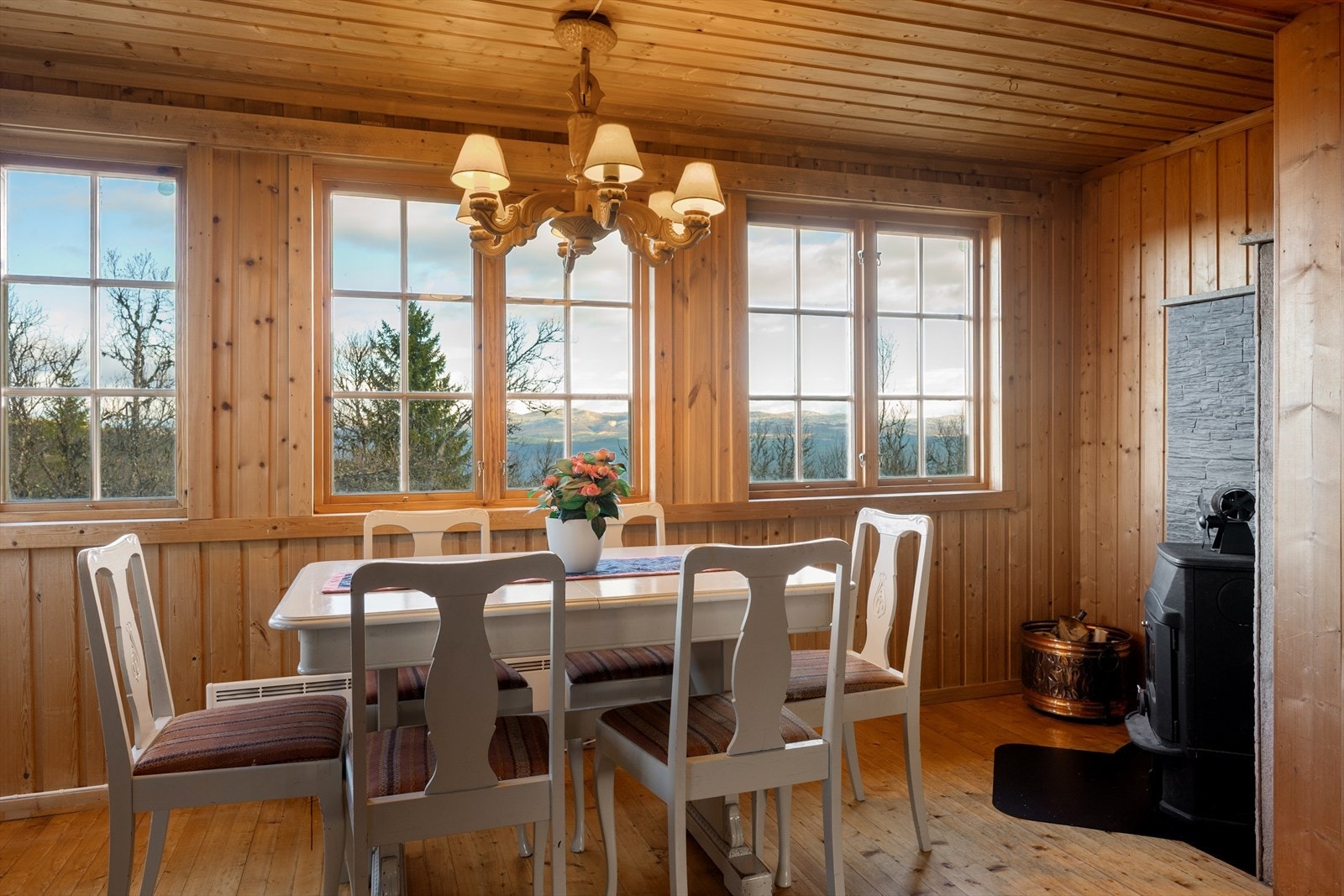 Fra spiseplassen er det fin utsikt mot fjell og dalfører. Galleribilde