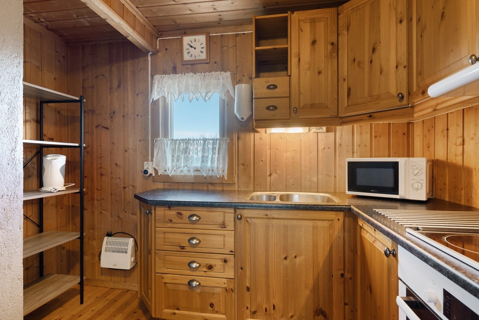 Det er god oppbevaringsplass og god benkeplass. Galleribilde