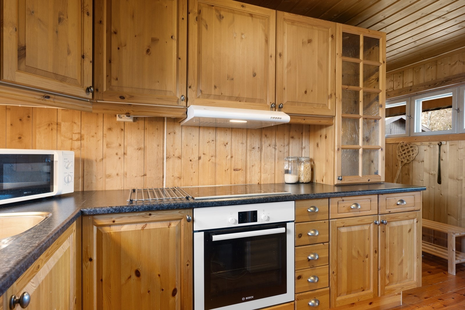 Det er integrert koketopp og stekeovn, og frittstående kjøleskap. Galleribilde