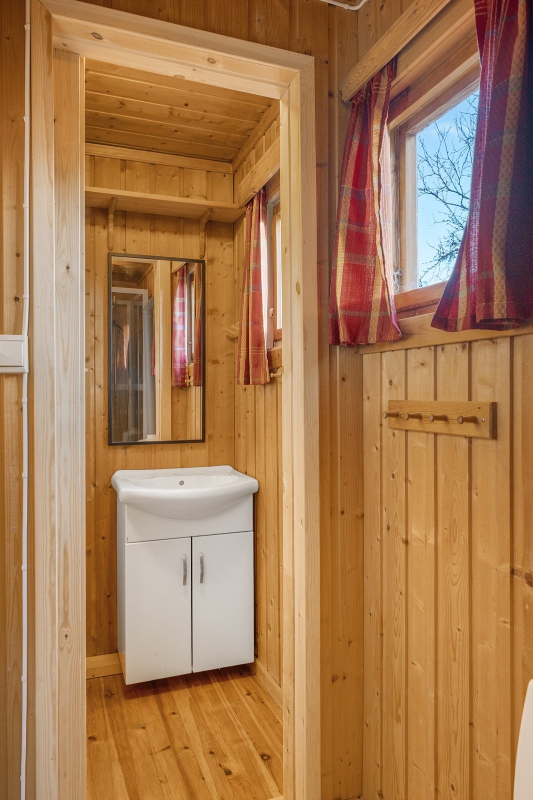 Hytta har et enkelt innredet stellerom. Galleribilde