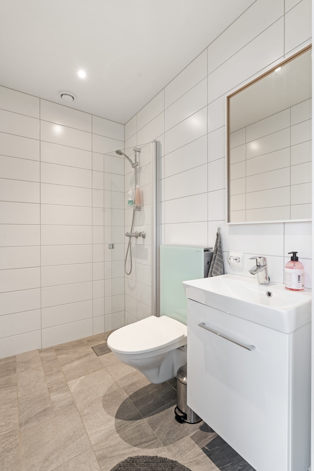 Pent, hefliset bad i 3. etasje med vegghengt toalett, dusjnisje og vask i møbel Galleribilde