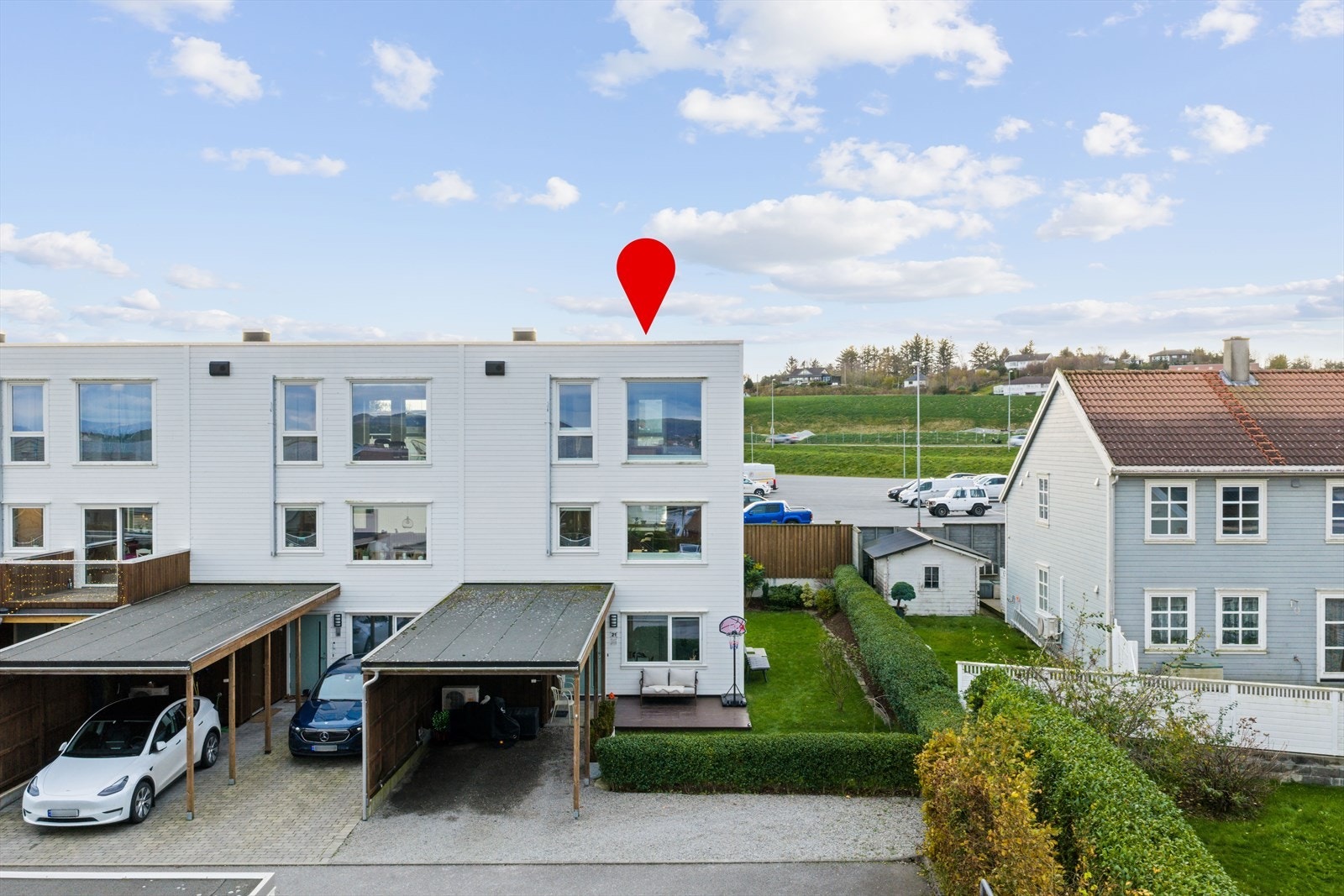 Attraktiv beliggenhet i nyere og trivelig boligfelt, med sjøen og Skiftesvik småbåthavn i umiddelbar nærhet. Galleribilde