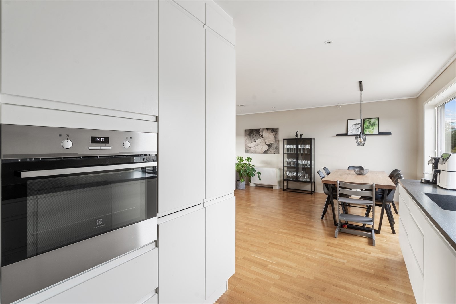 Kjøkkenet er delvis adskilt fra stue Galleribilde