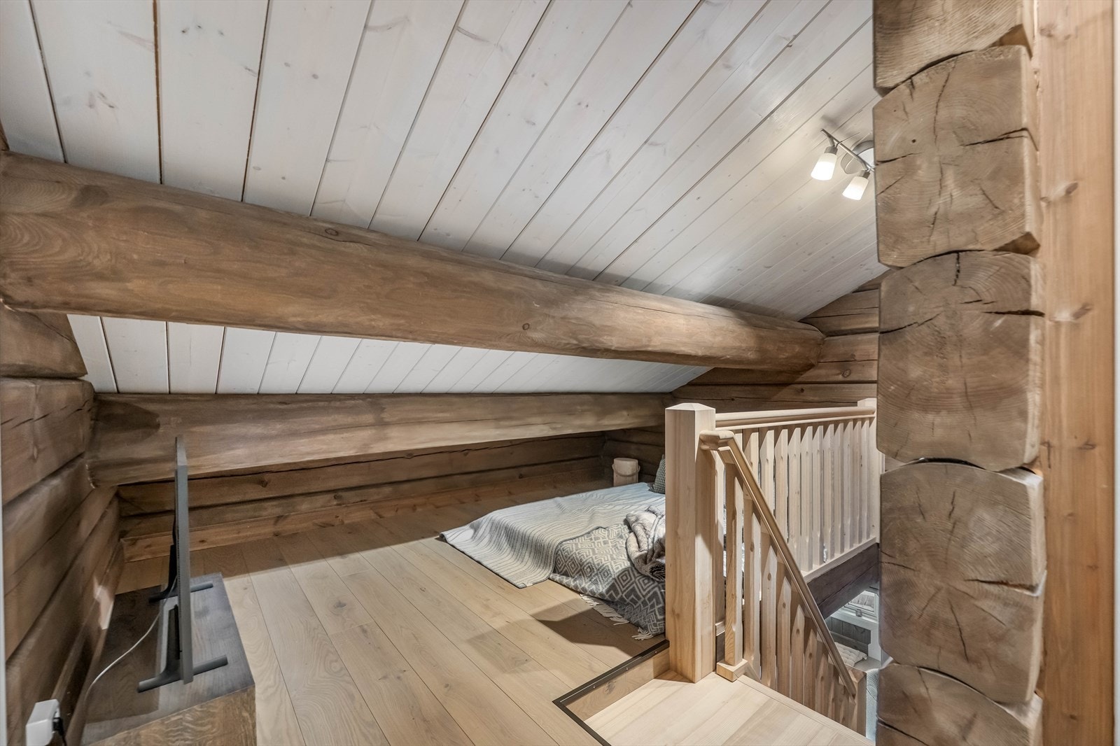 På det høyeste er det 2,10 m i takhøyde i 2.etg. Dette gjør at arealet i denne etasjen ikke er medregent i BRA-i. Gulvarealet i 2.etg er på ca. 49 kvm som gir hytta et totalt gulvareal på 112 kvm. Galleribilde