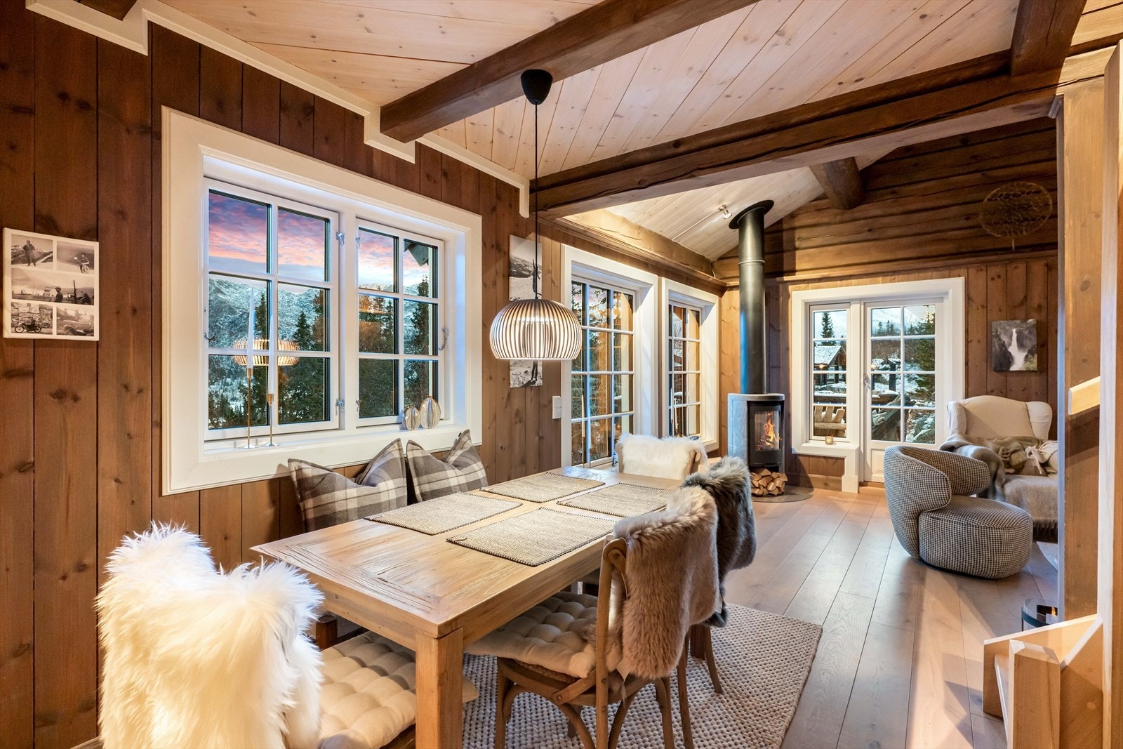 Stuen og spisestuen ligger i en åpen og sosial løsning mot hverandre, hvor det er god plass til venner og familie rundt spisebordet. Galleribilde