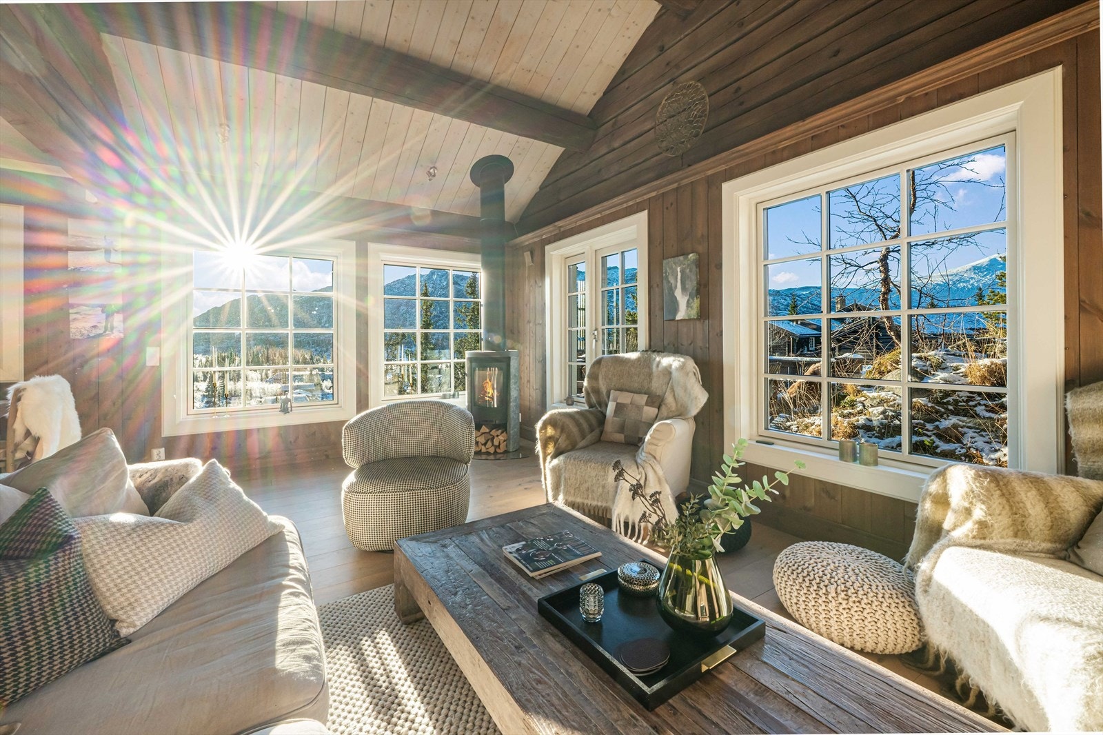 Luftig stue med takhøyde opp til 3,60 meter. Legg merke til solen inn på venstre side og Gaustatoppen igjennom vinduet lengst til høyre. Galleribilde