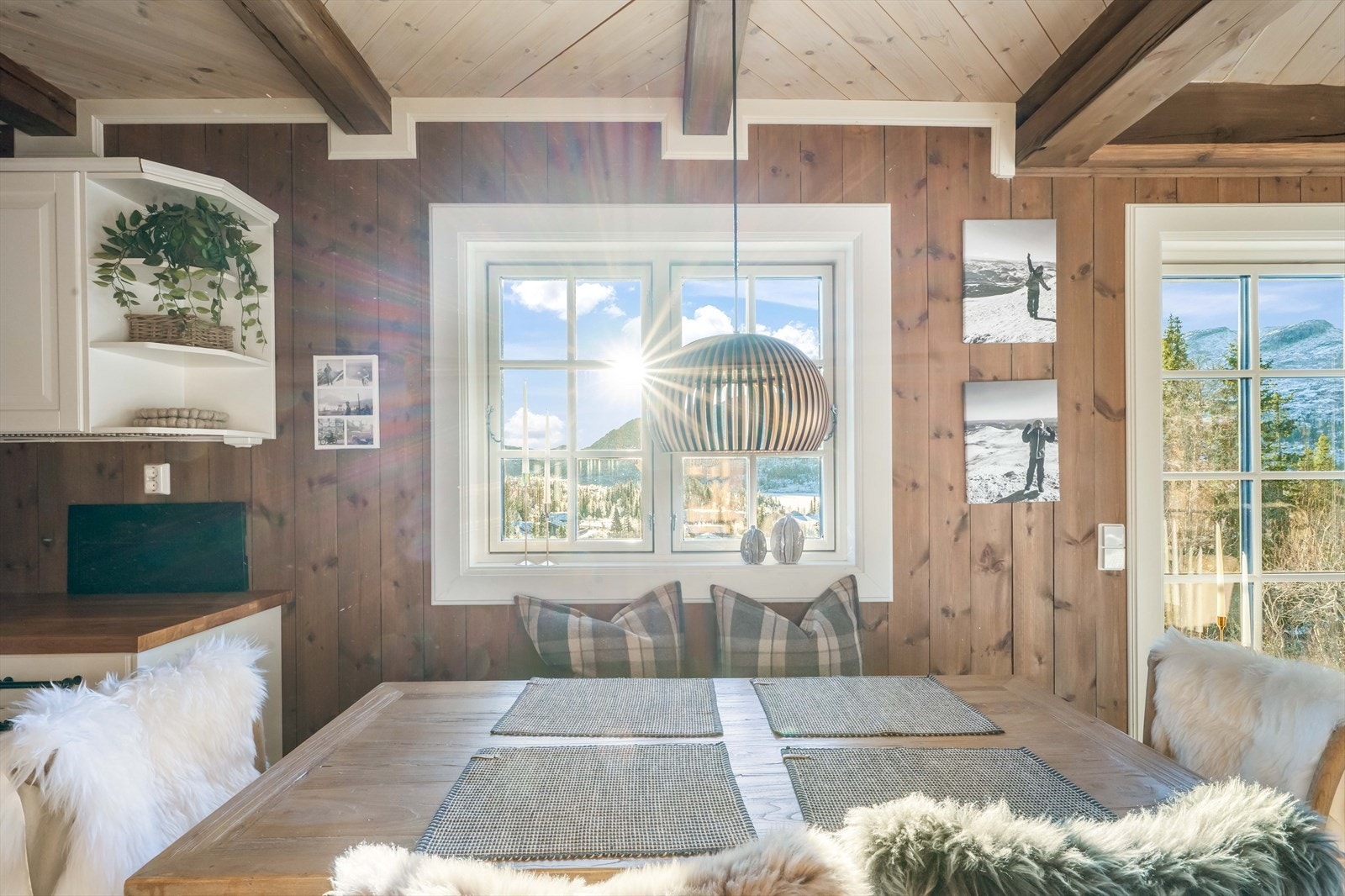 Solrik beliggenhet med fin utsikt mot naturen og fjellene! Galleribilde