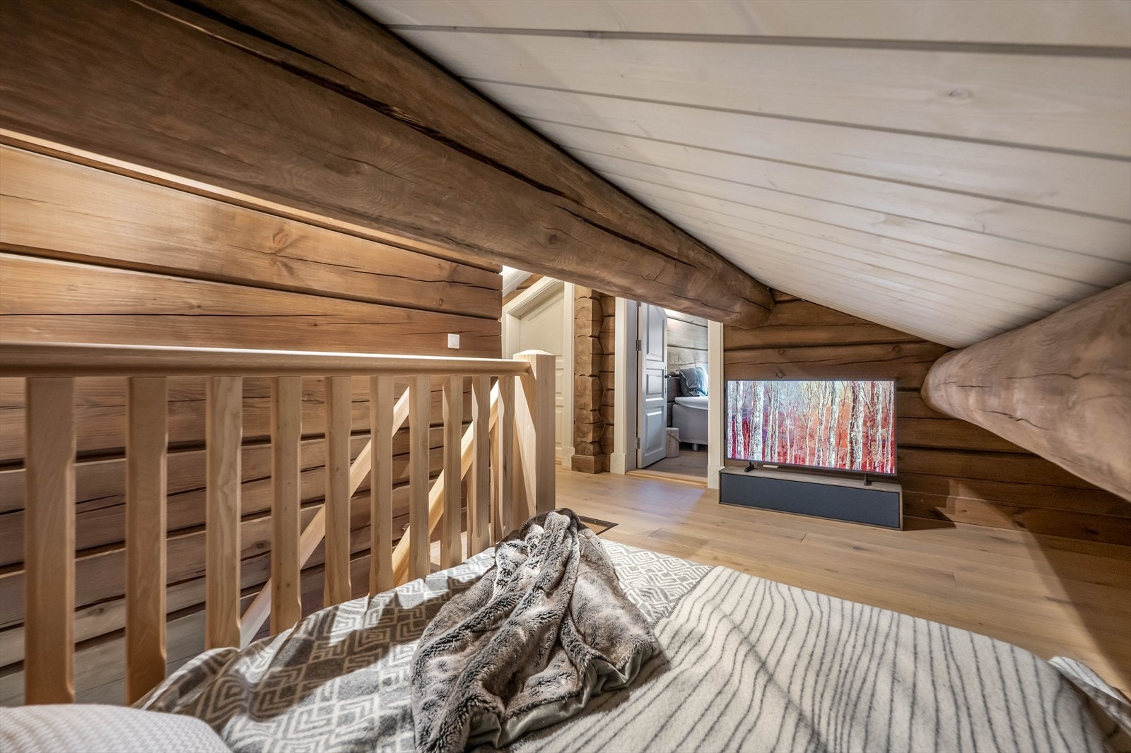 I 2.etg er det en koselig tv-stue. Perfekt om man har med mange gjester så kan barna bruke tv-stuen for lek og spill. Galleribilde