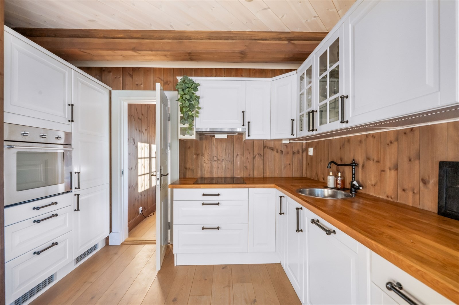 Kjøkkenet er utstyrt med integrert platetopp, stekeovn, oppvaskmaskin, kombiskap og mekanisk avtrekk. Det er montert komfyrvakt. Plassen er svært godt nyttet med skap- og benkeplass. Galleribilde