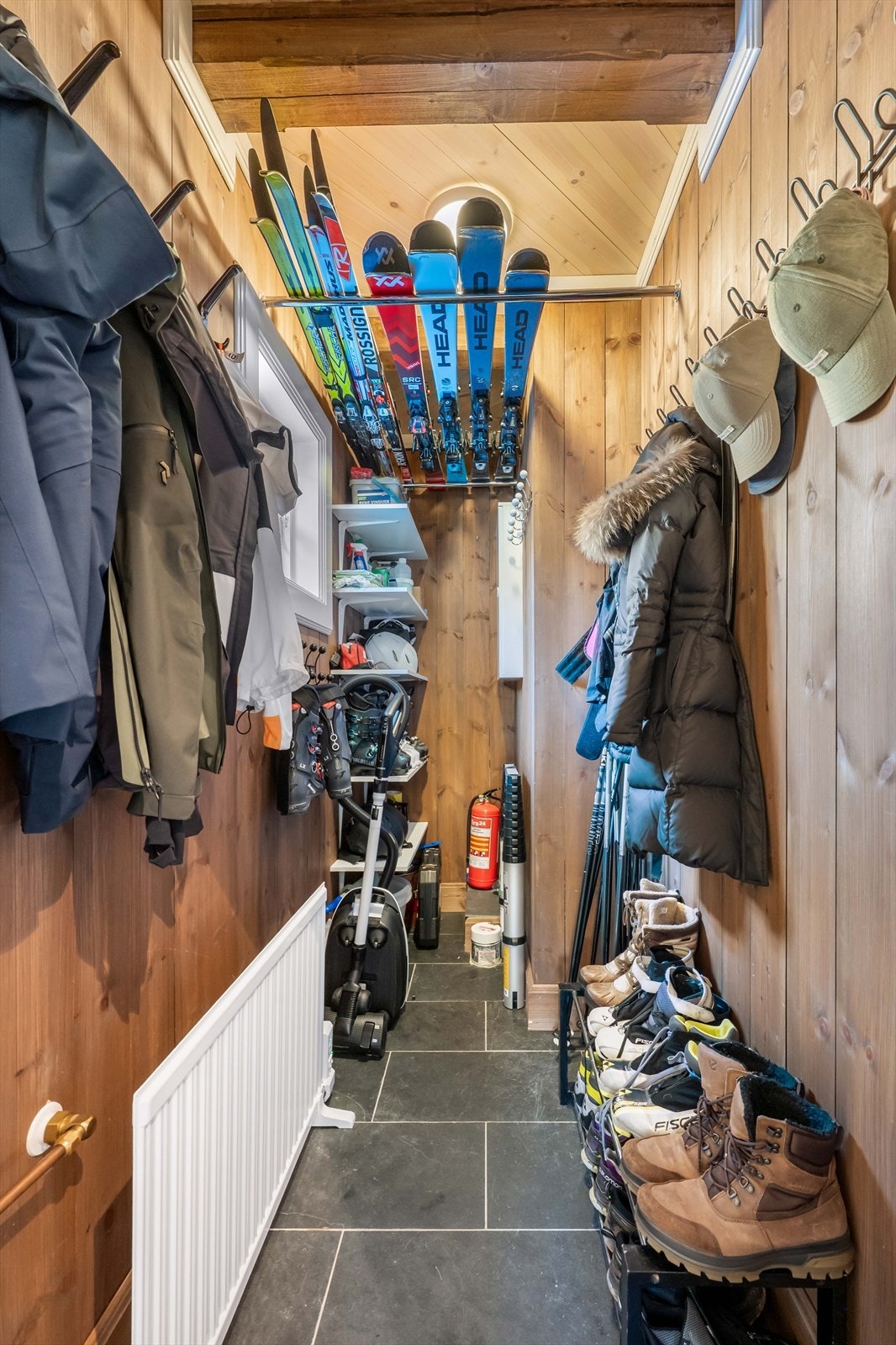 Fra gangen så har man tilgang til en god innvendig bod på ca. 3 vm. Galleribilde