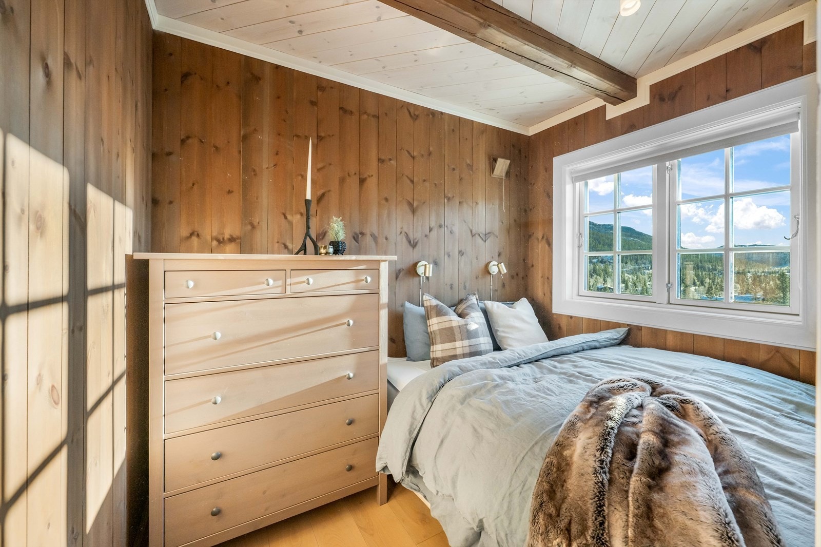 Soverom nr. 2: Også av fin størrelse med plass til dobbeltseng og kommode. Stort vindu med fin utsikt! Galleribilde