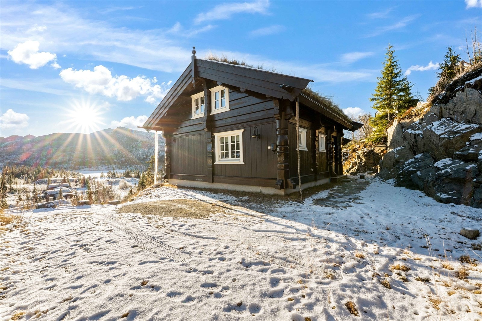 God plass for parkering av bilder ved hytta på tomten. Det er montert ladeboks. Galleribilde