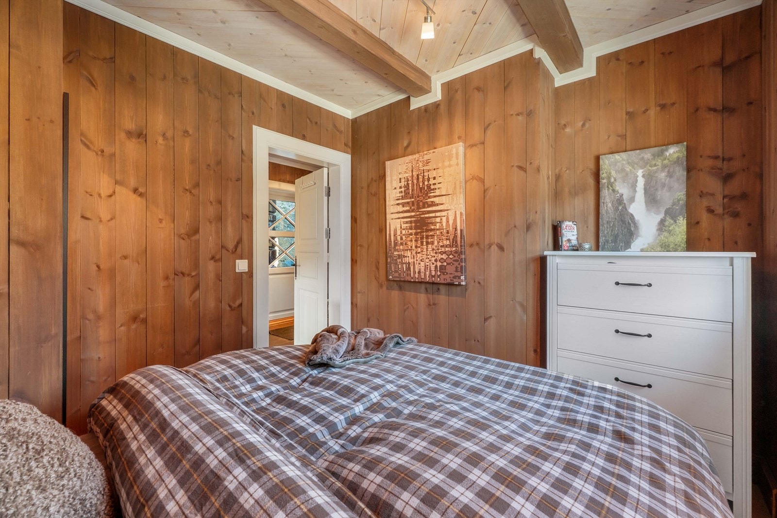 Fin nisje med naturlig plass for garderobeskap eller kommode for oppbevaring av tøy. Galleribilde