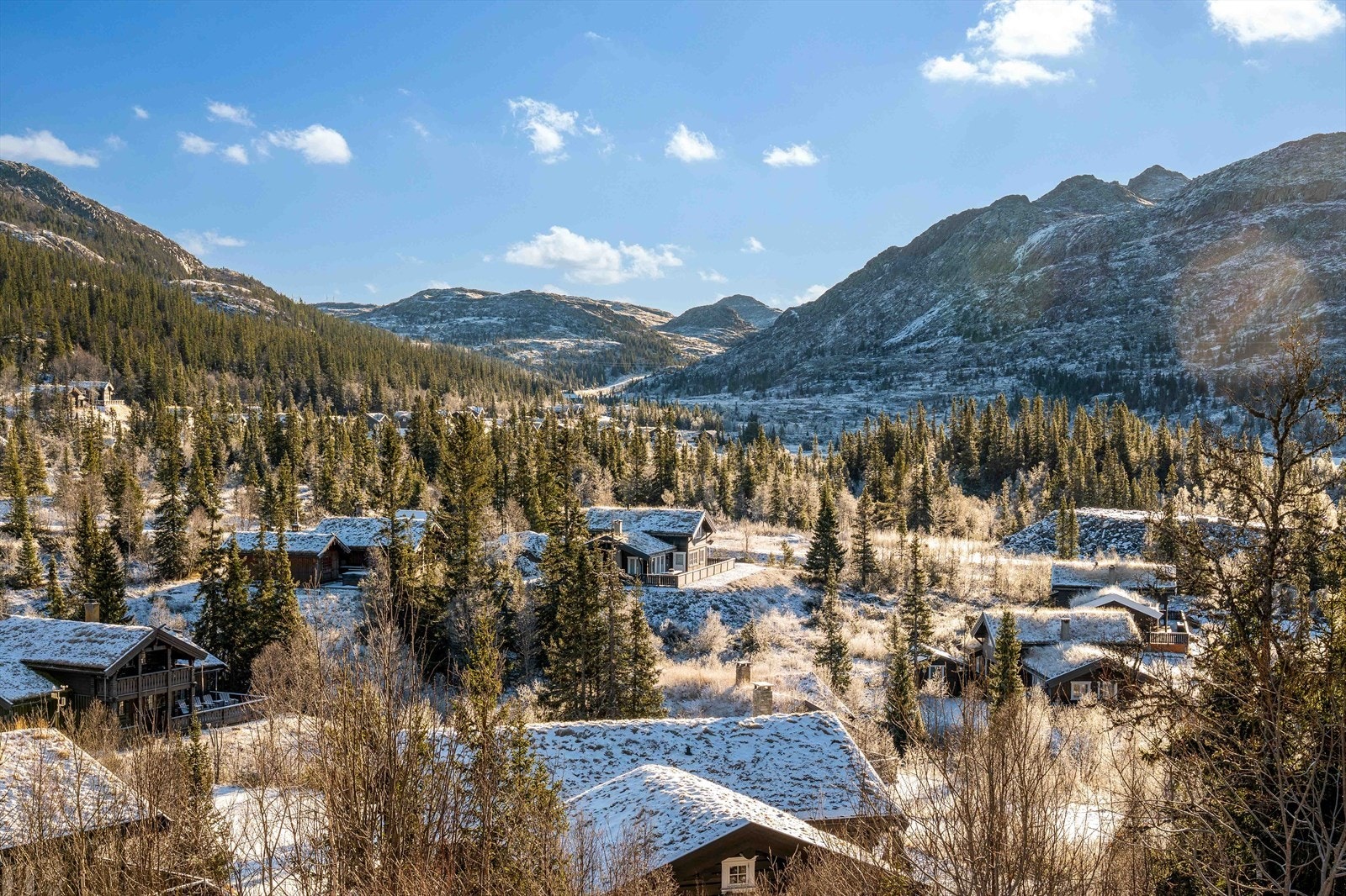 Utsikt fra uteplassen. I hjertet av Telemark finner du Gausta skisenter, et moderne skianlegg som tilbyr noe for hele familien Galleribilde