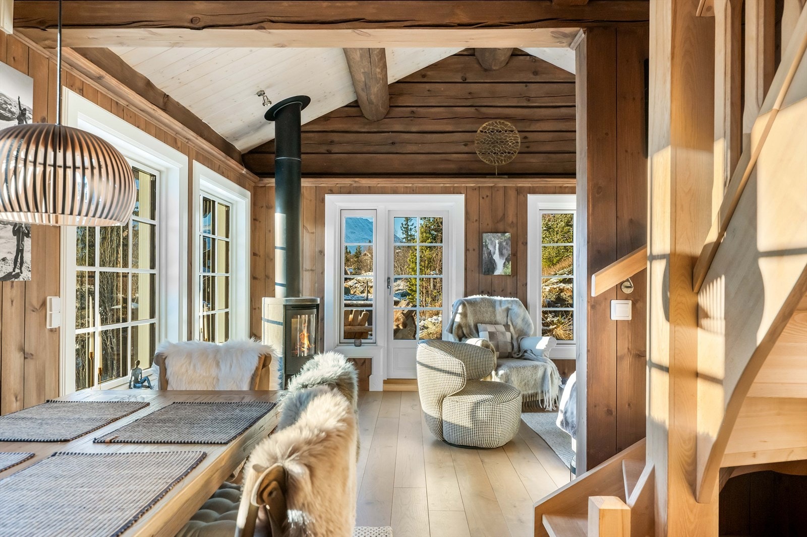 Innvendig gir hytta et godt inntrykk med bl.a. store vindusflater, god takhøyde og et luftig allrom som gir en god atmosfære. Galleribilde