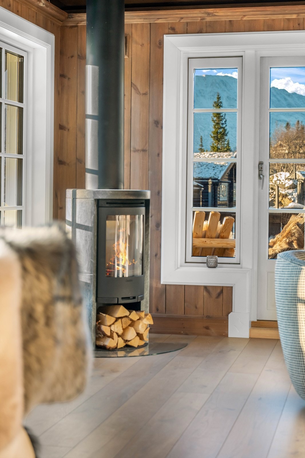 Flott og moderne peis med kleberstein som gir godt med varme og lun stemning. Galleribilde