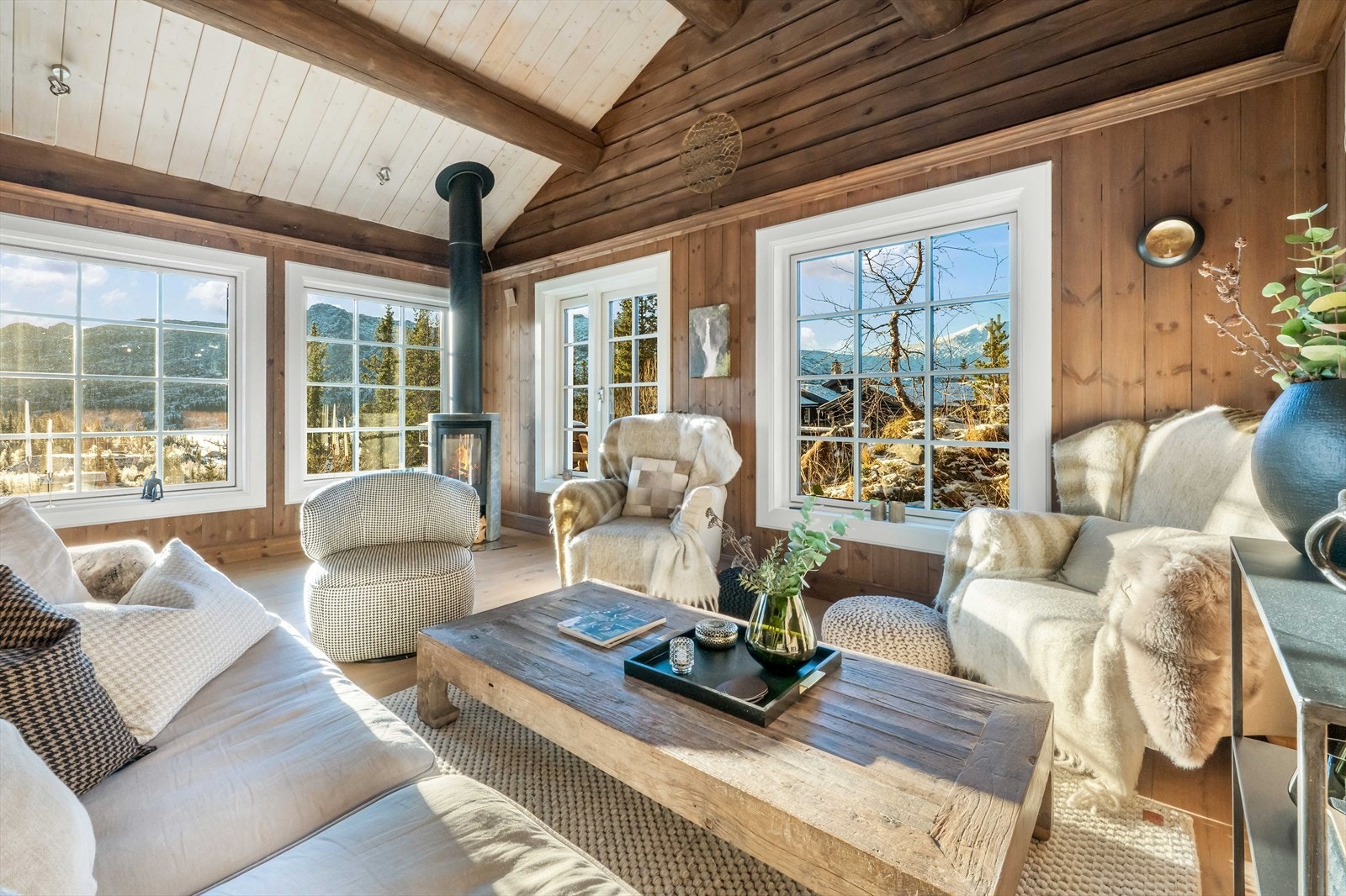 Stuen har en romslig planløsning med god plass til sofagruppe og annet ønsket møblement. Galleribilde