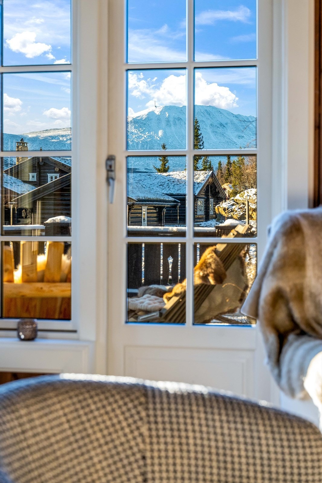 Denne fine utsikten rett mot Gaustatoppen fra sofaen i stuen. Galleribilde