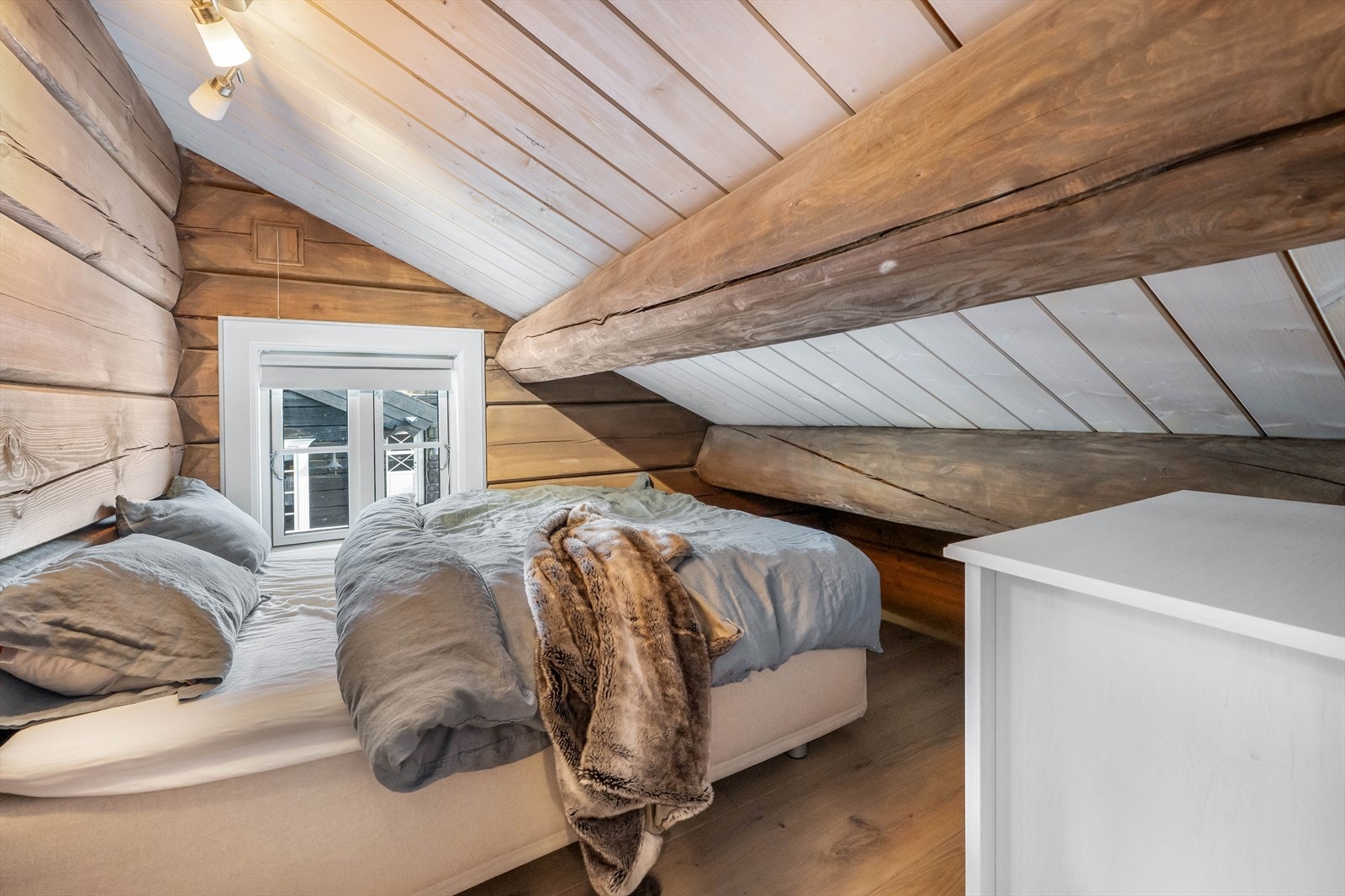 Soverom 3: Fint soverom i 2.etg med dobbeltseng og kommode for oppbevaring av tøy. Galleribilde