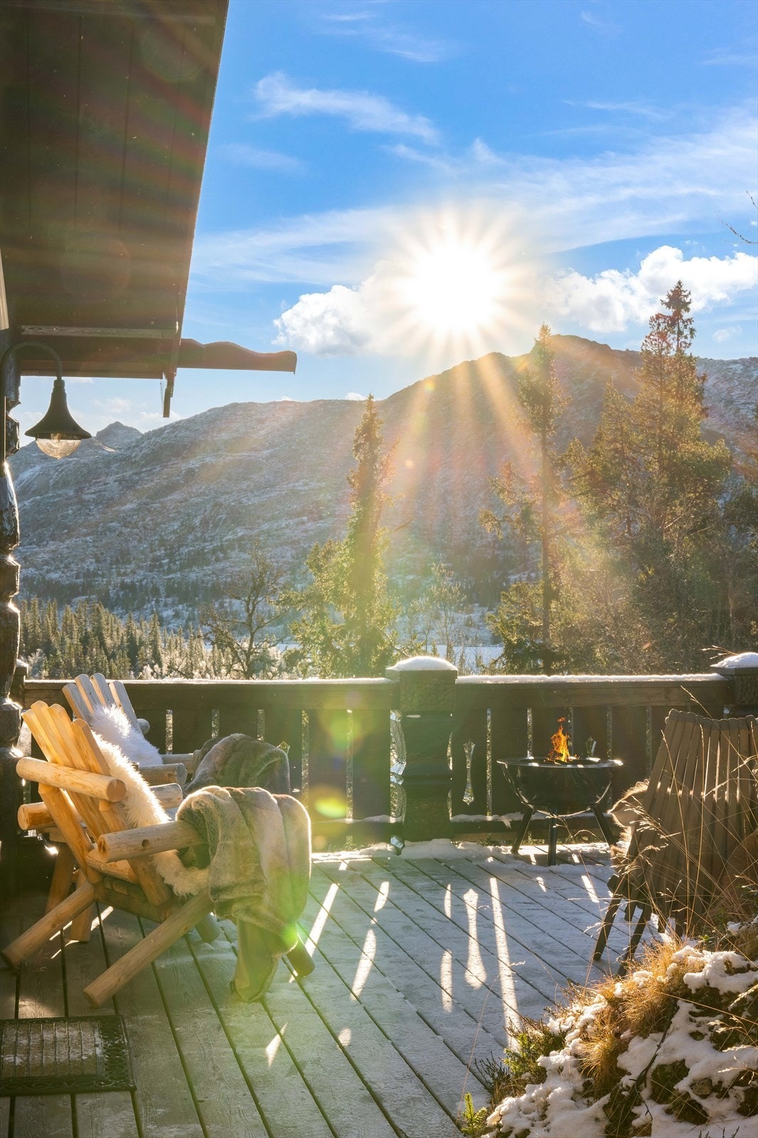 Terrassen byr på en flott utsikt utover naturen og fjellet. Galleribilde