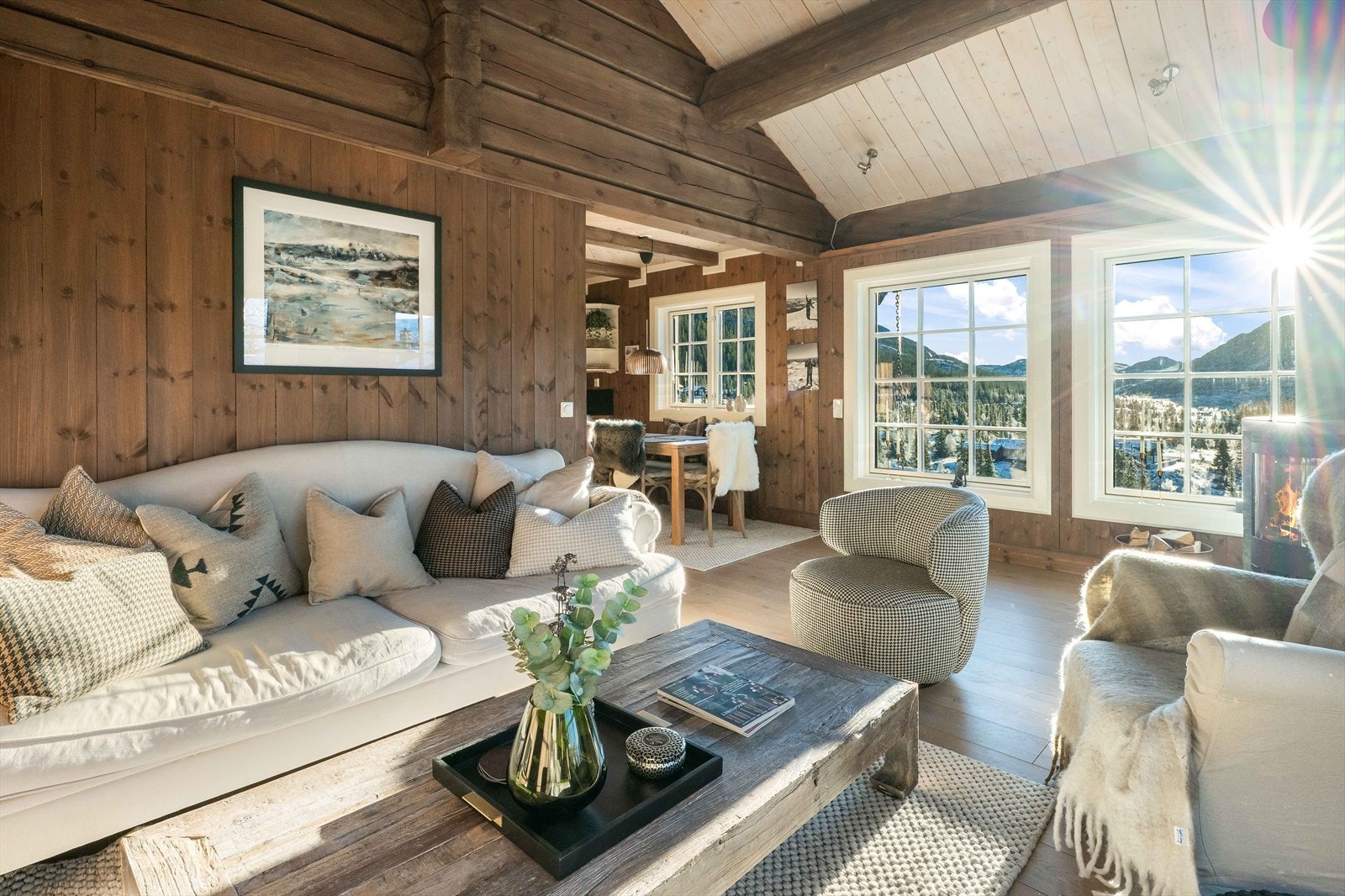 Legg merke til den den fine fargen på beisen som er brukt på panel og tømmer. Beisen står fint til det lekre gulvet og de store vinduene med sprosser. Galleribilde