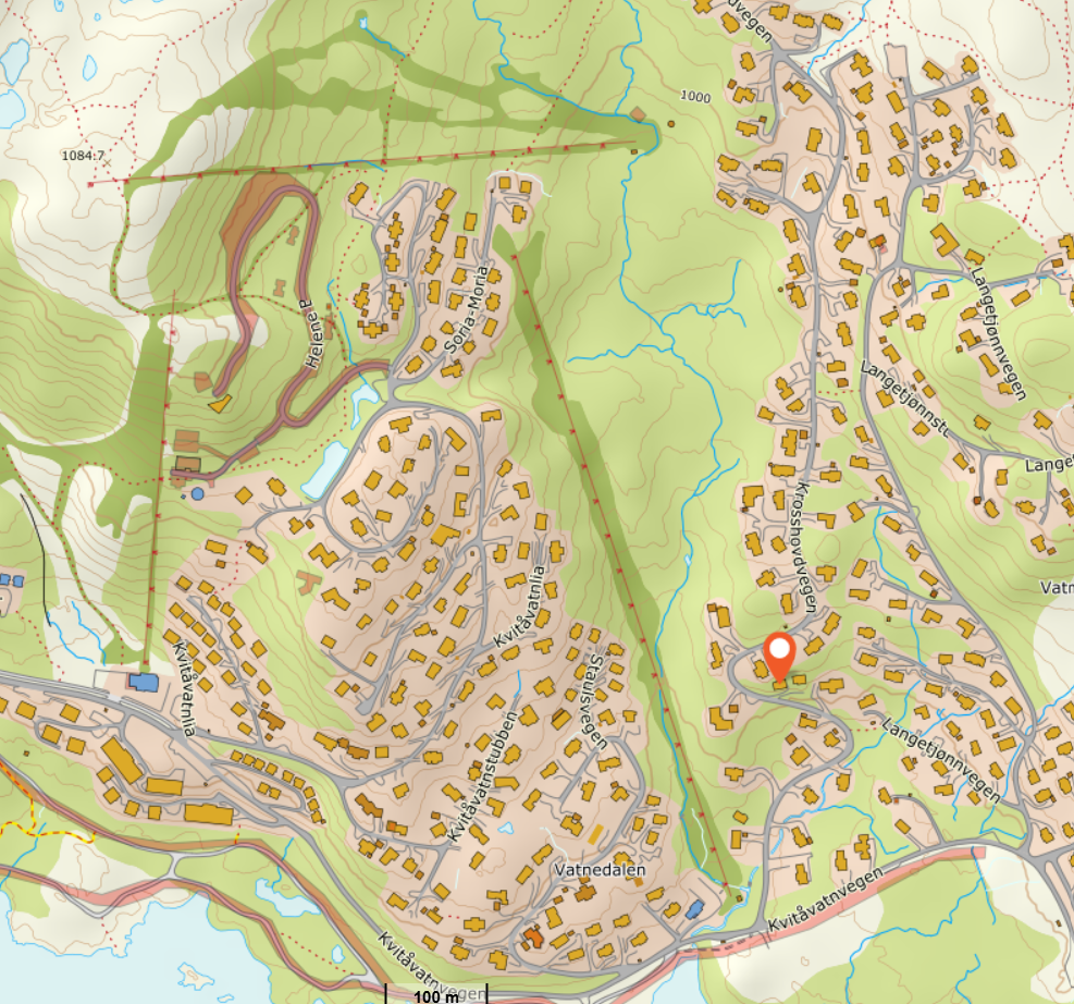 Se pil for beliggenheten til hytta. Mørkegrønne partier viser alpinbakkene. Galleribilde