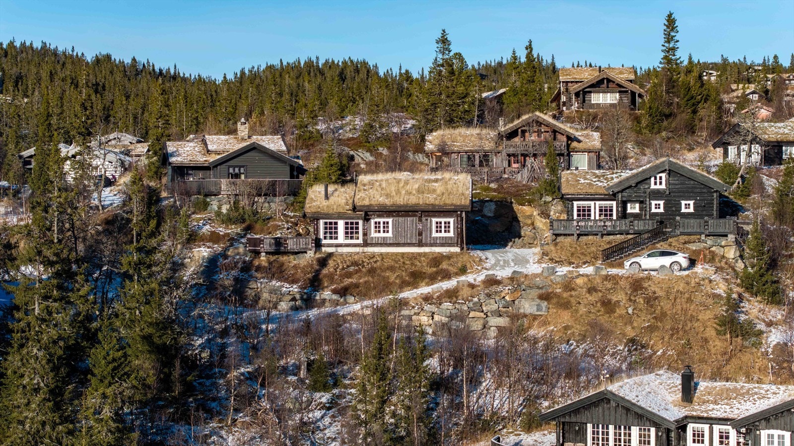 Fin beliggenhet i skrående terreng som gir gode med utsyn uten særlig innsyn! Galleribilde