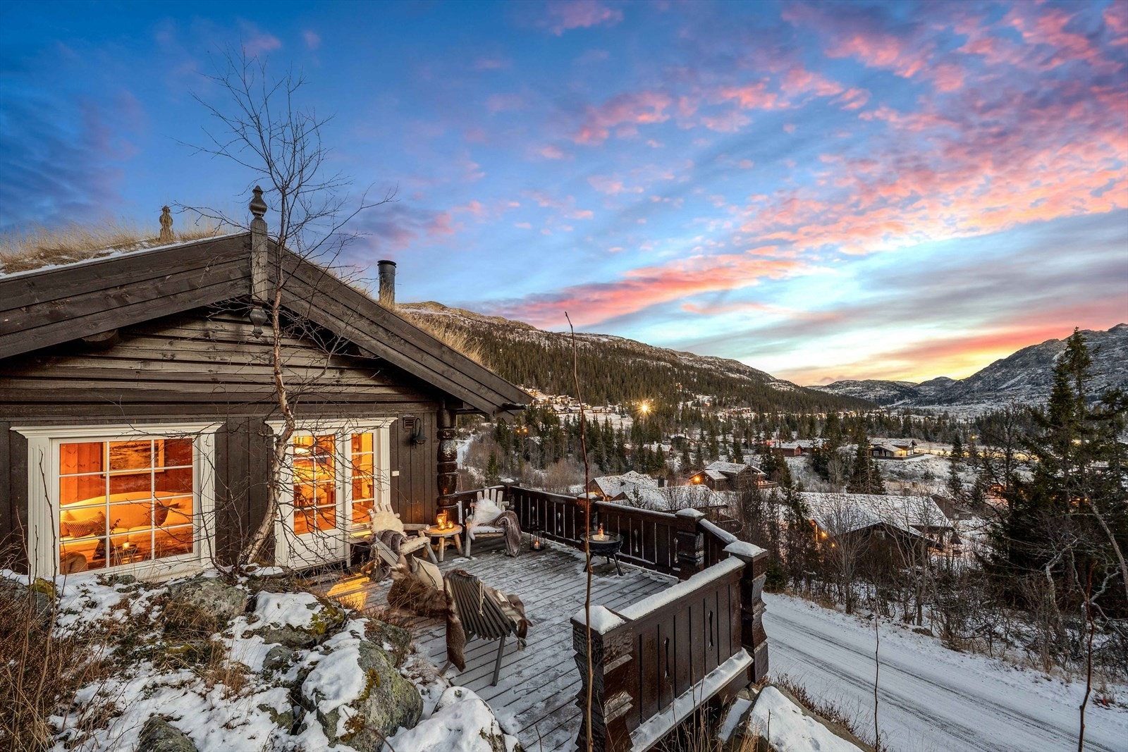 Hytta har en fantastisk beliggenhet med flott utsikt mot bl.a. Gaustatoppen, fjellende og narturen! Galleribilde