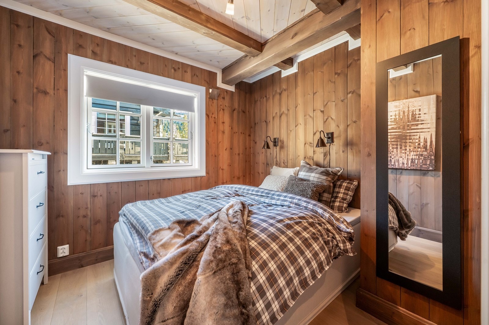 Hovedsoverommet er av fin størrelse med plass til dobbeltseng. Inngang til hovedsoverommet fra gangen. Galleribilde