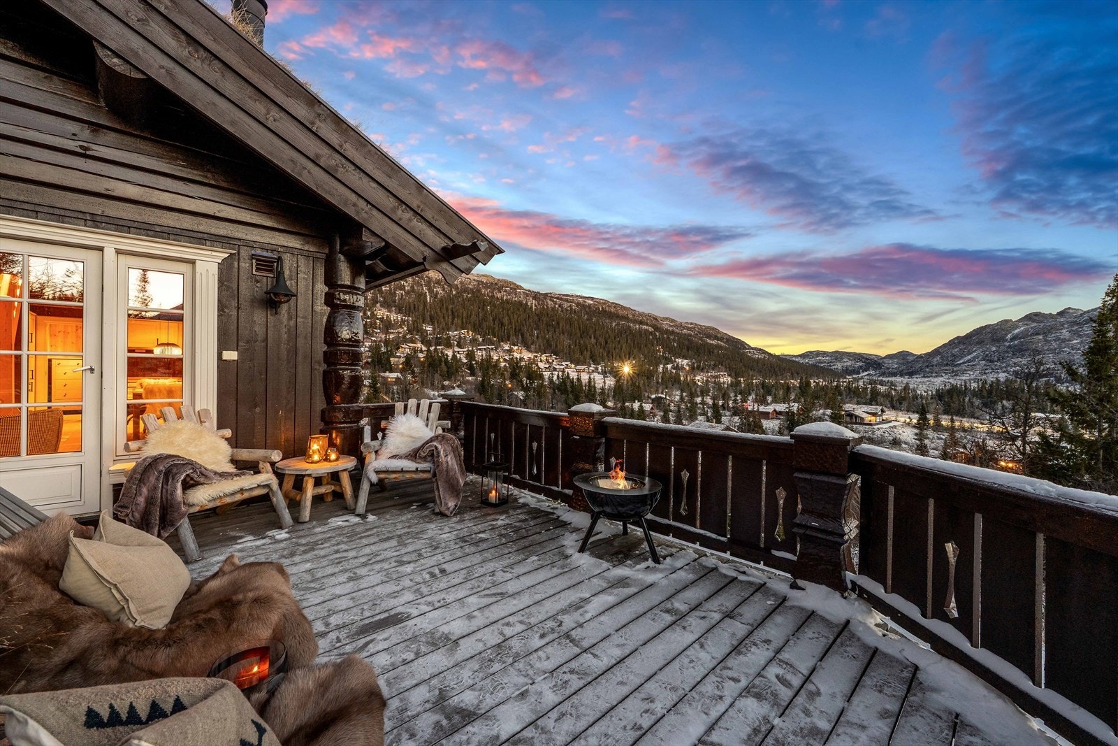 Fantastisk terrasse hvor solen kan nytes med flott utsikt over Gaustatoppen, Kvitåvatn, og inn mot Sløkjedalen. Galleribilde
