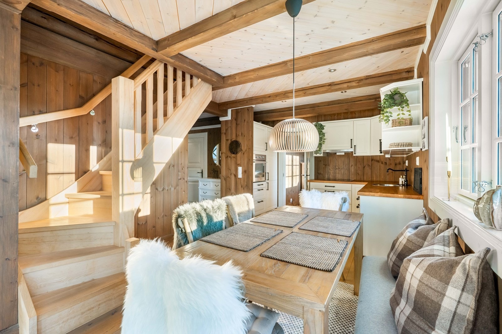 Flott kjøkken i en delvis åpen løsning mot spisestue. Galleribilde