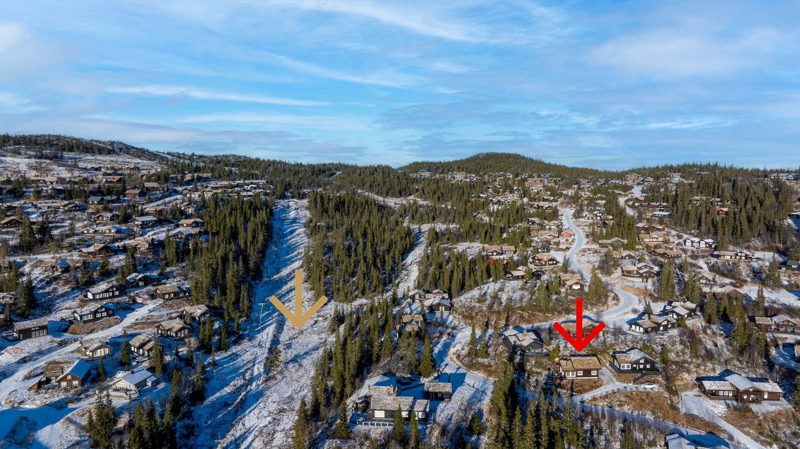 Ski inn/ut til alpinbakken. Kun få stavtak så er man i skianlegget! Gull pil er alpinbakken. Rød pil markerer hytta. Galleribilde