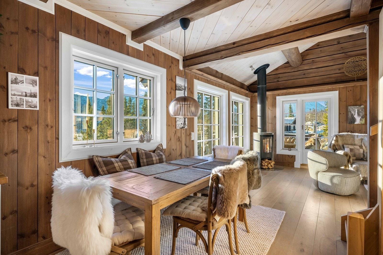 Åpen og luftig planløsning med naturlige soner. Galleribilde