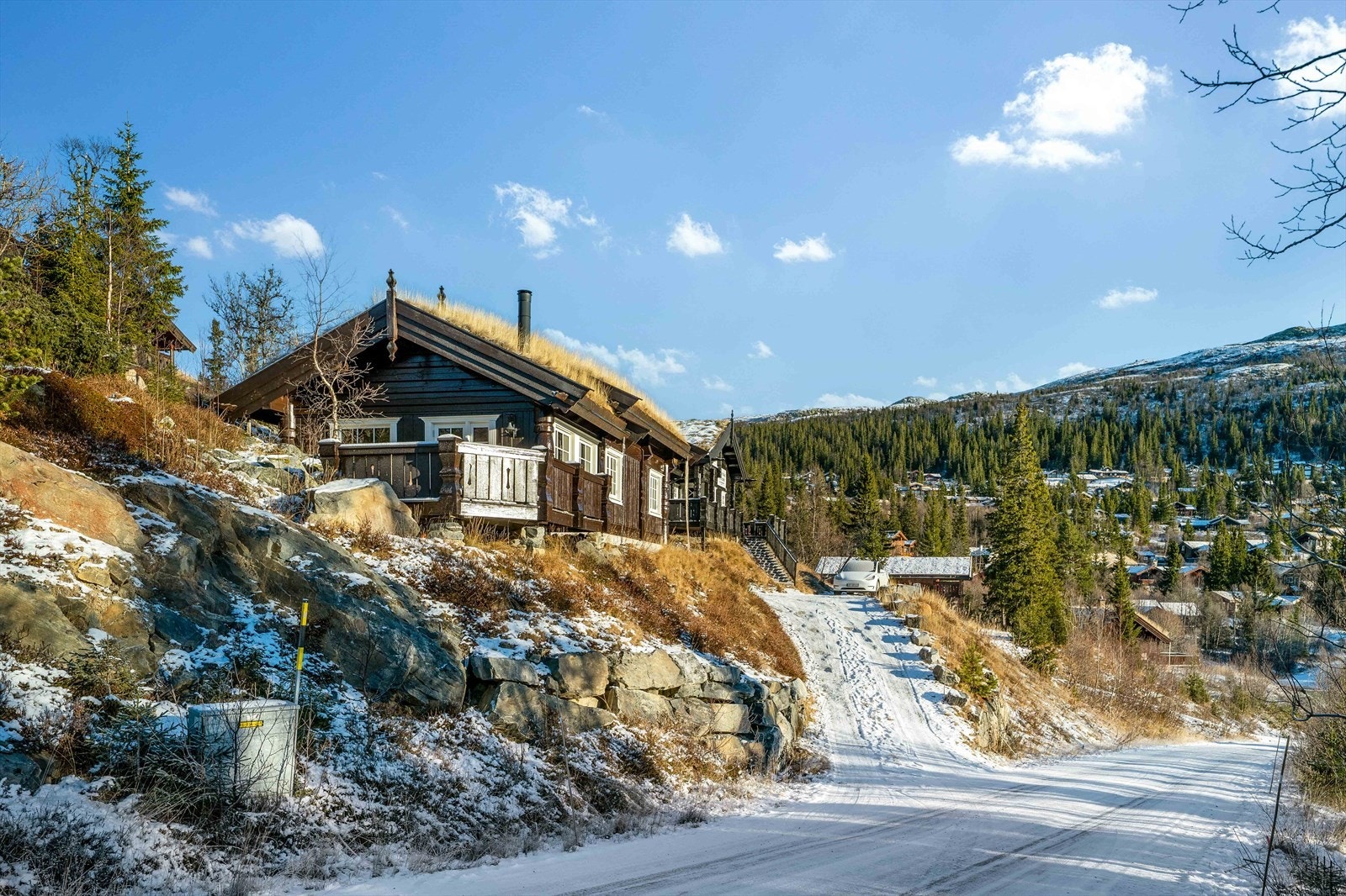 Hytta ligger solrikt til i naturskjønne omgivelser i Vatnedalen, med utsikt fra øst til vest. Galleribilde