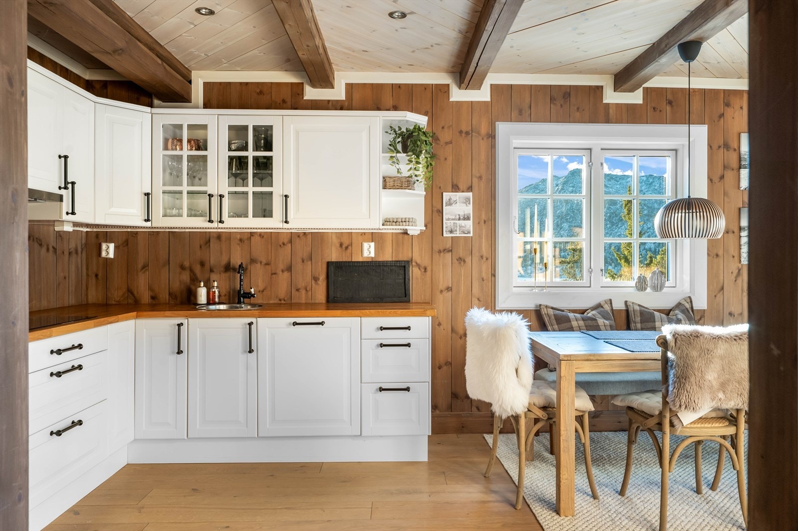 Kjøkkeninnredning består av lyse profilerte fronter, heltre benkeplate og nedfelt oppvaskkum. Galleribilde